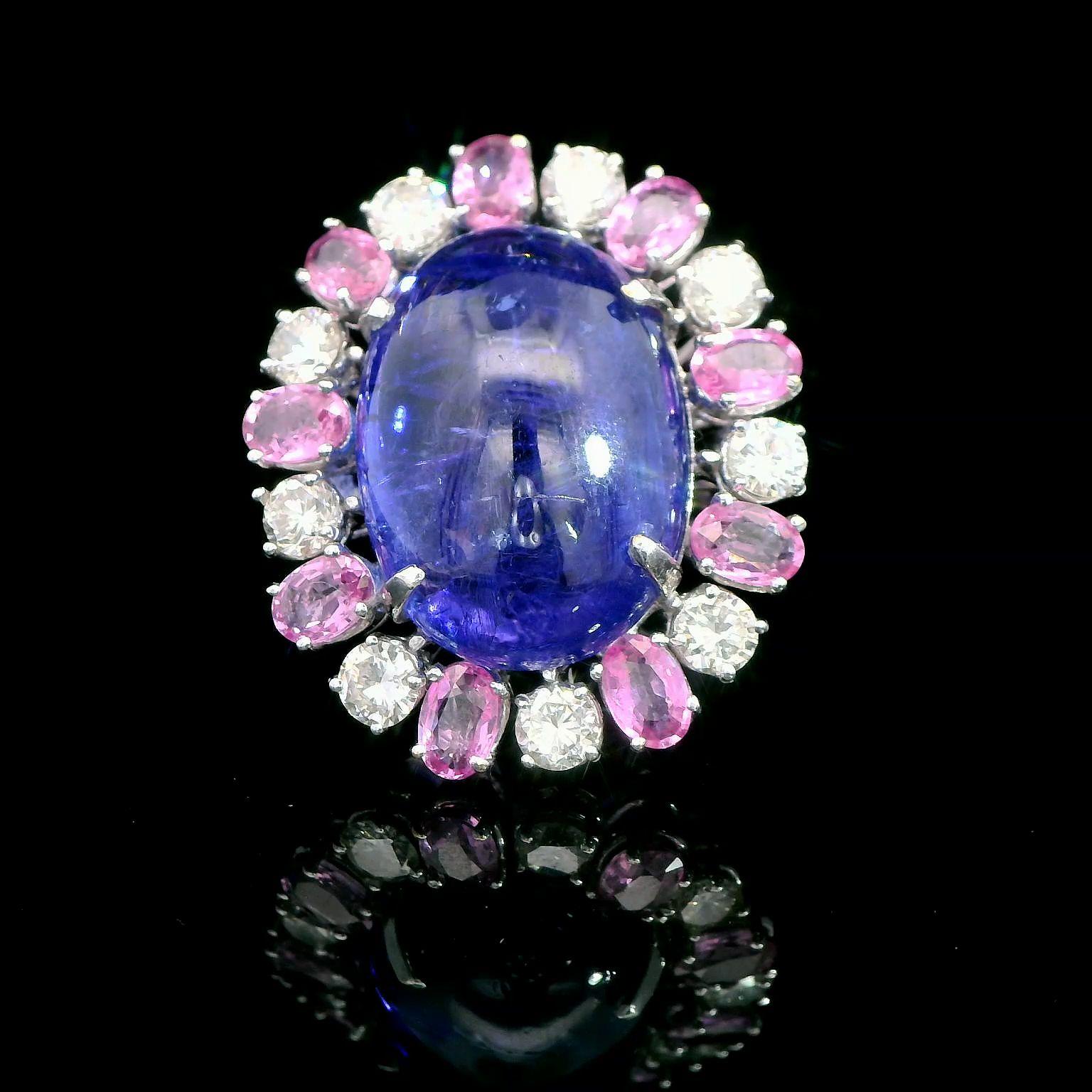 Cóctel de tanzanita de 38,35 quilates, zafiro rosa de 38,85 quilates y diamantes Anillo de oro de 18 quilates en venta 1