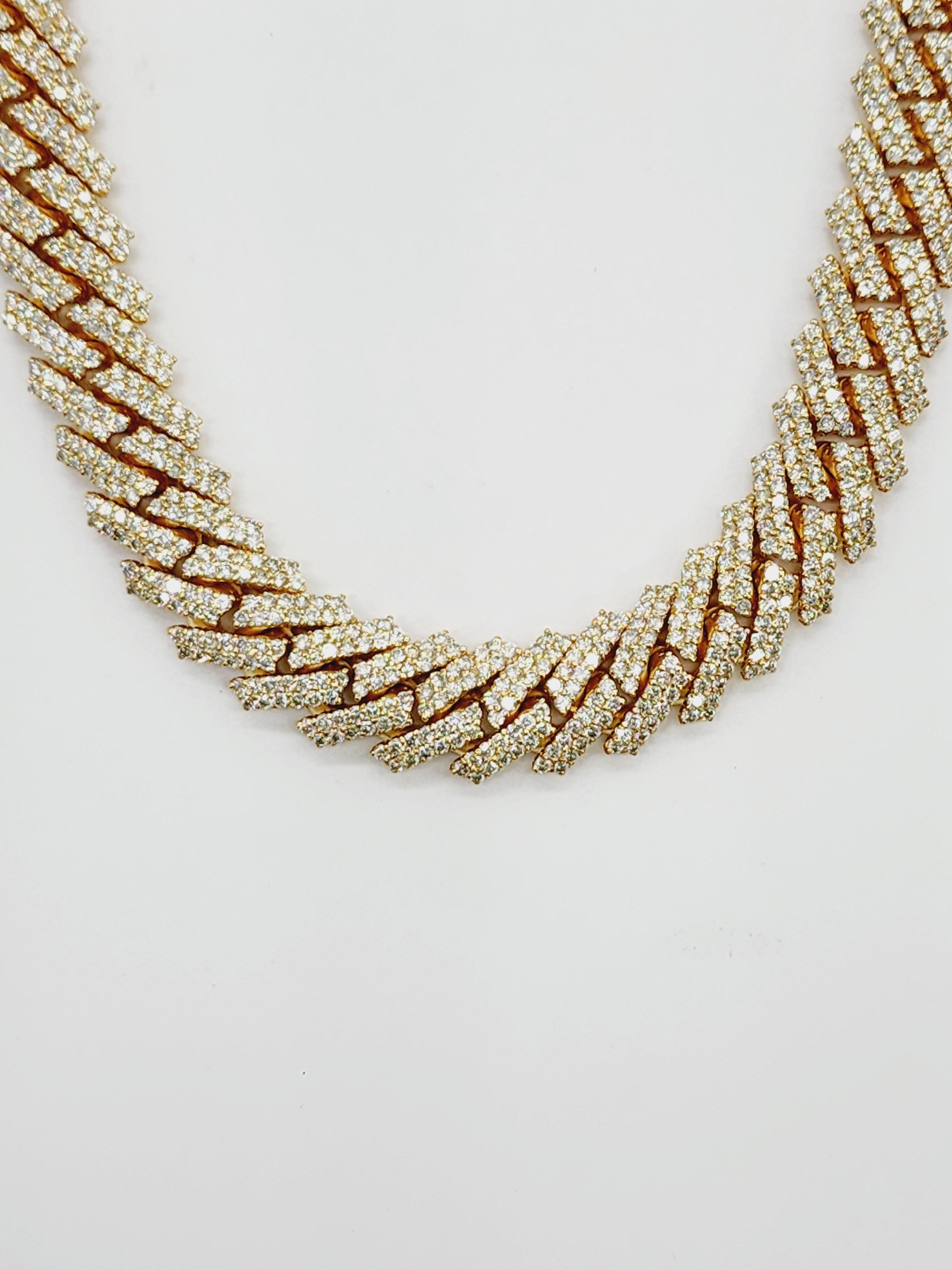 38,35 Karat Gesamtgewicht Heavy Gold Cuban Halskette Kette 14 Karat Gelbgold
19 Zoll, 14 mm breit, Durchschnittsfarbe I, Reinheit SI,
217 Gramm massivem Gold, alle natürlichen glänzenden Diamanten.