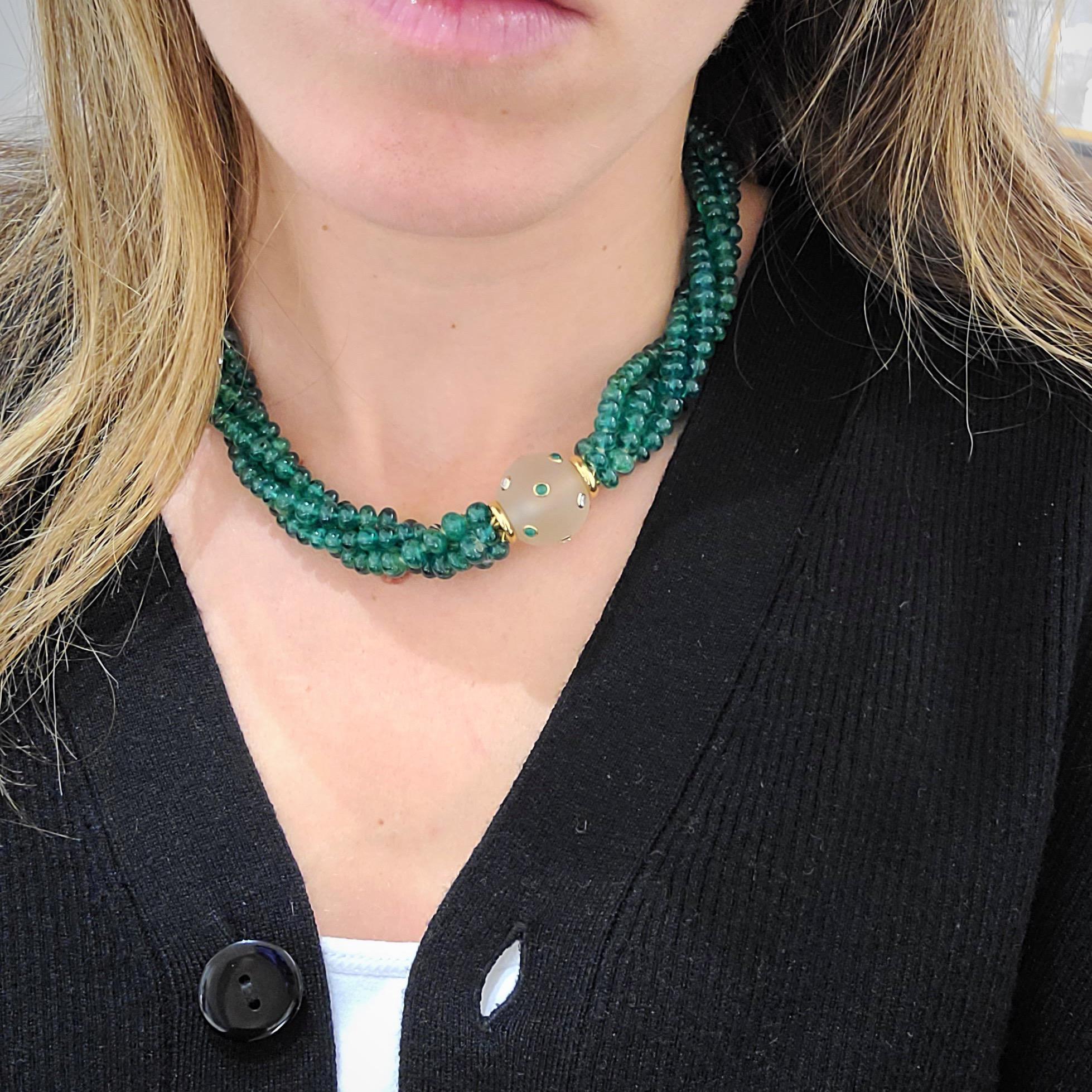 Perle Collier de perles d'émeraudes naturelles à quatre rangs de 3,83 carats avec fermoir en cristal dépoli en vente