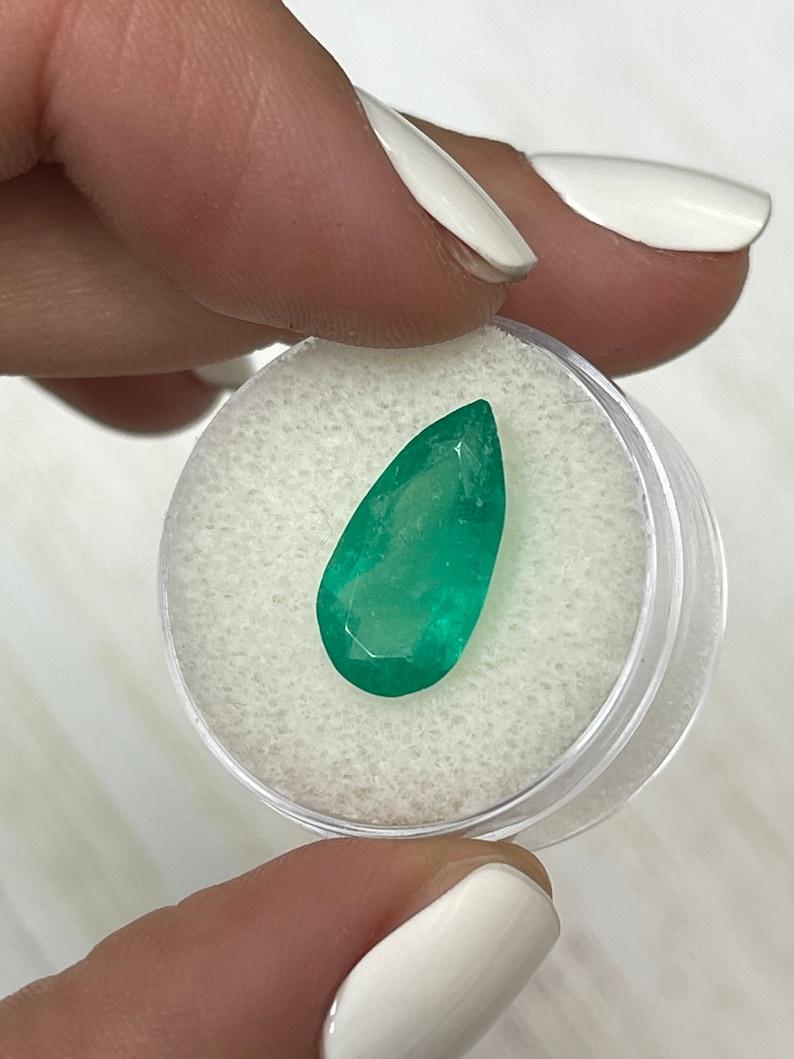 3,84 Karat 16x8,5 Grüner kolumbianischer Smaragd - Birnenschliff Teardrop Mai Geburtsstein (Tropfenschliff) im Angebot