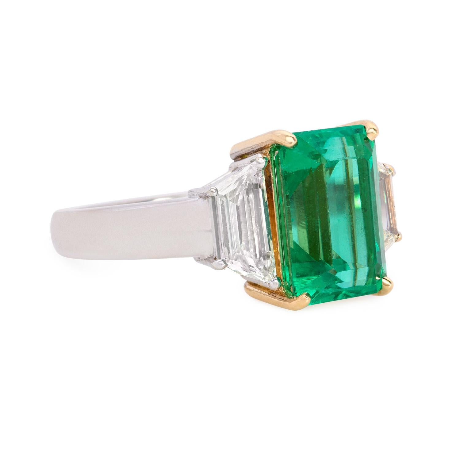 Voici cette bague en émeraude naturelle et diamant, une pièce de joaillerie étonnante et luxueuse. La pièce maîtresse de la bague est une grande émeraude de haute qualité de 3,84 carats, qui présente une couleur verte vibrante captivante, un