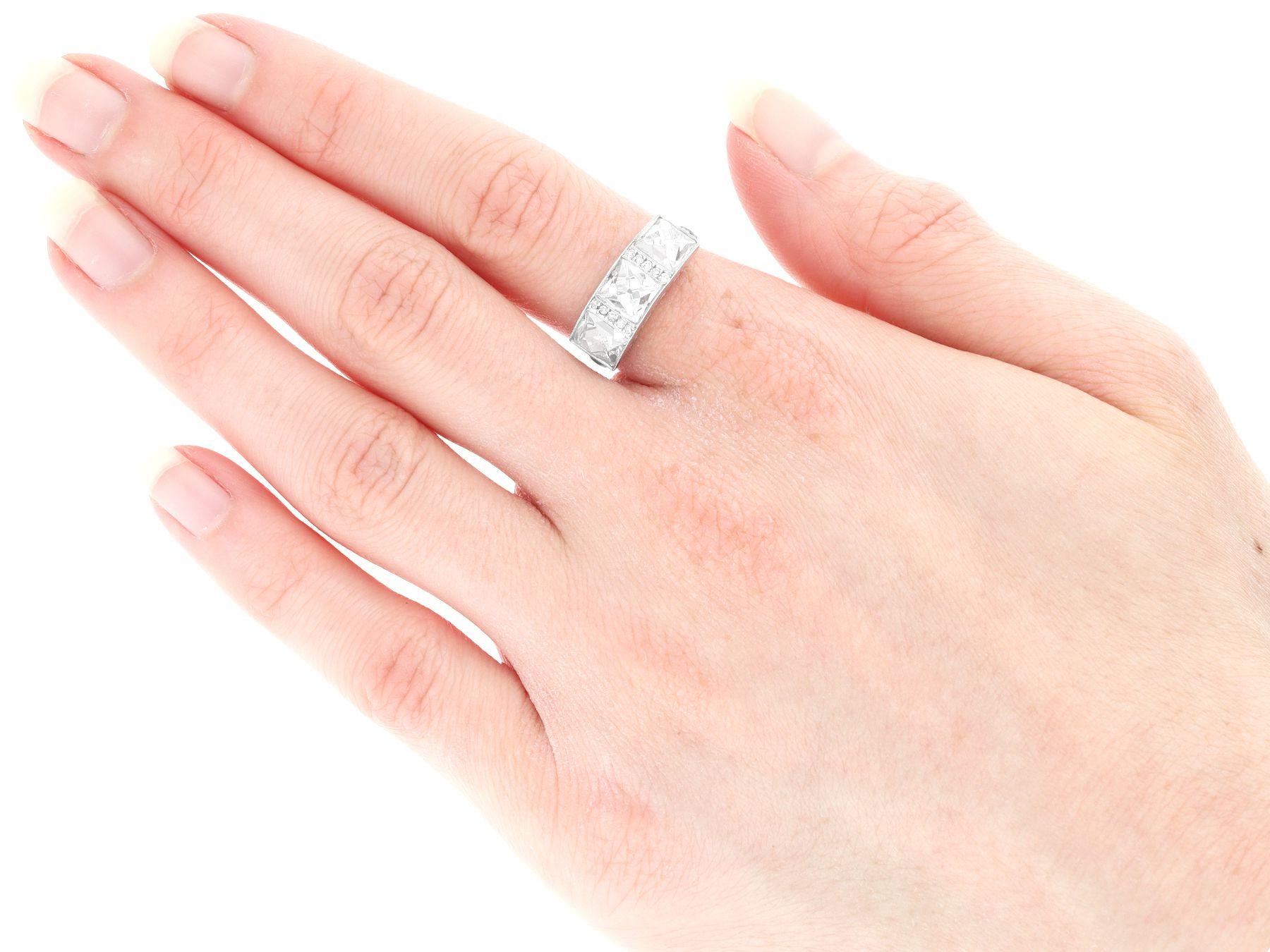 Verlobungsring mit 3,84 Karat Diamanten und Platin, Trilogie im Angebot 1