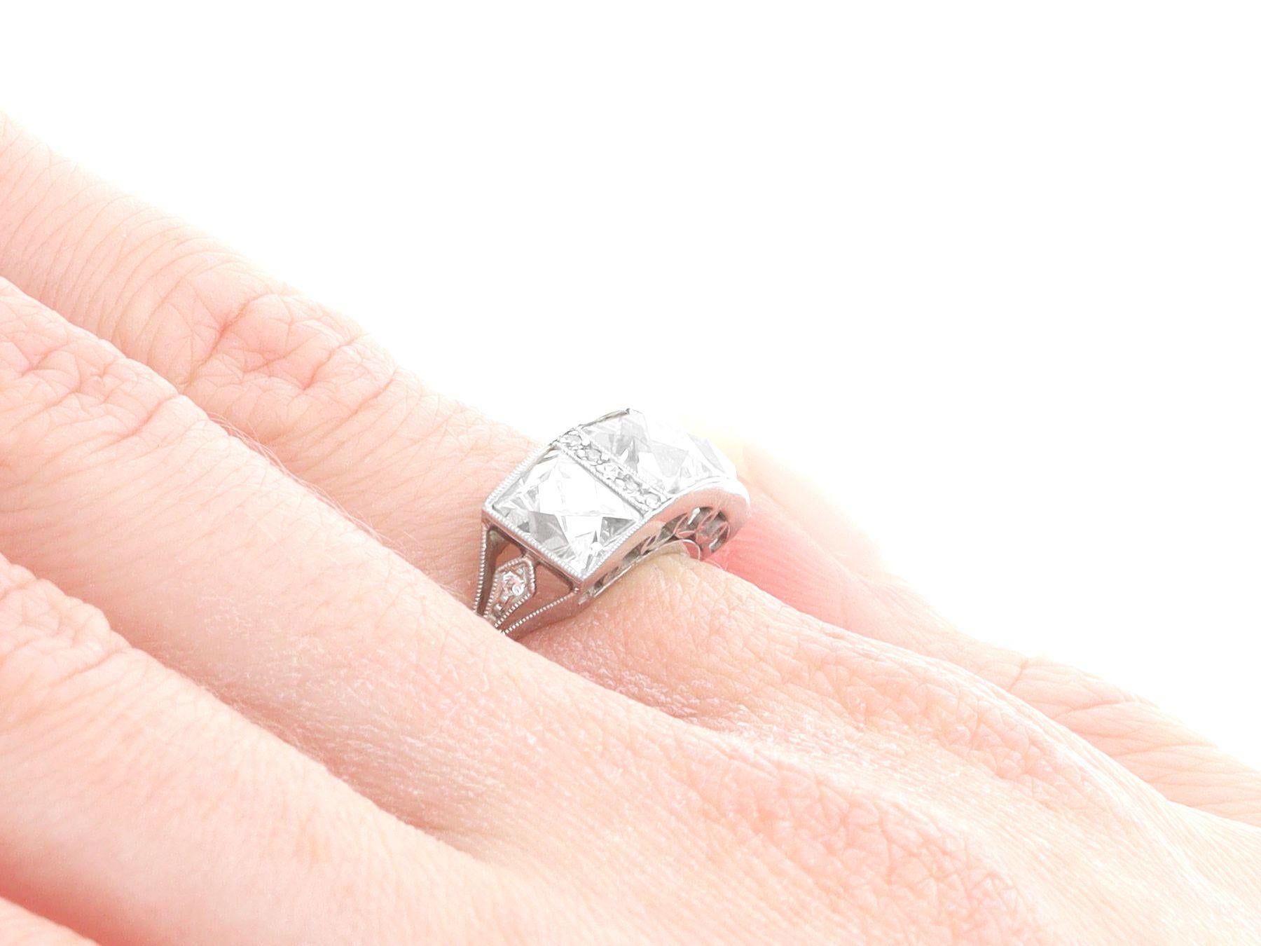 Verlobungsring mit 3,84 Karat Diamanten und Platin, Trilogie im Angebot 2