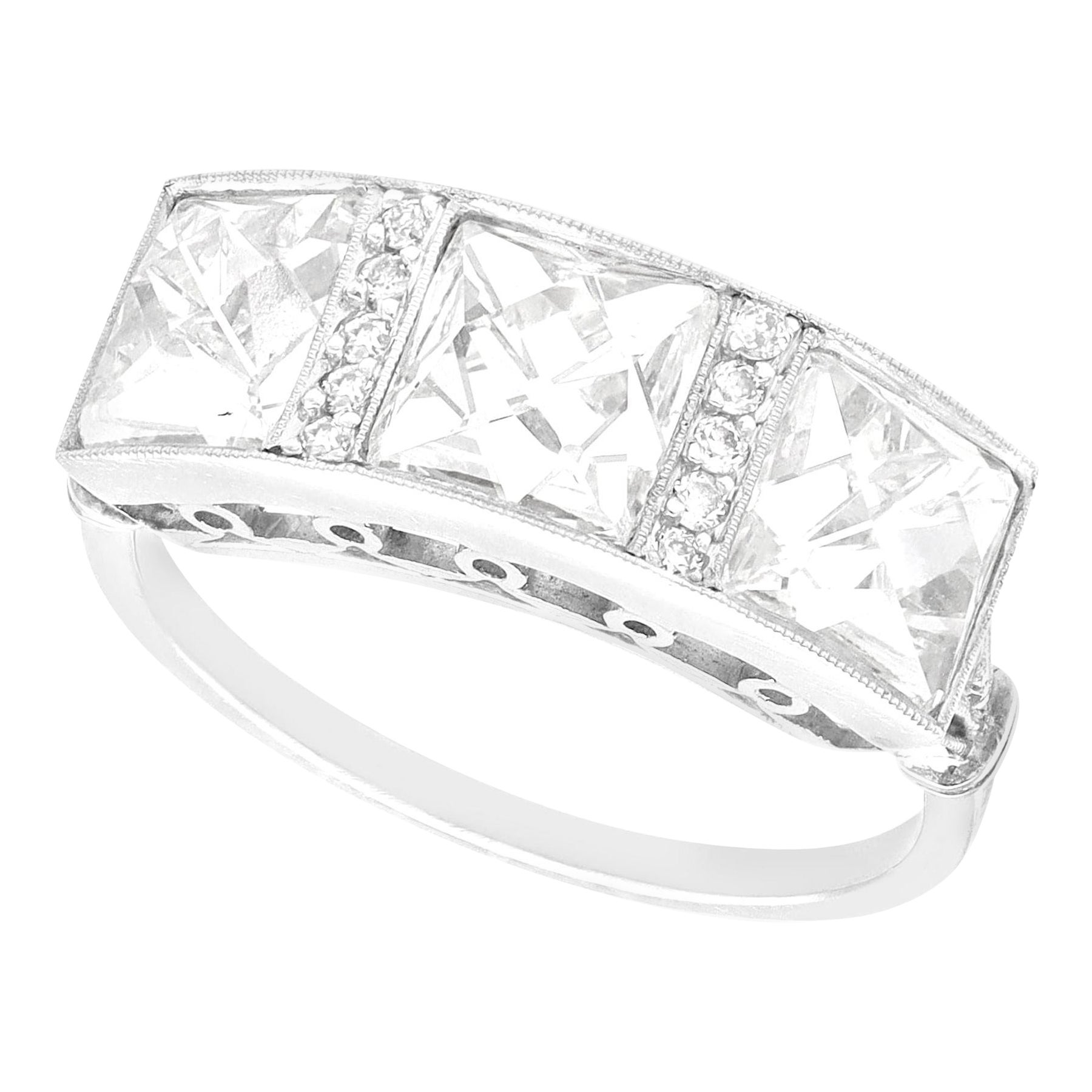 Anello di fidanzamento a trilogia con diamante e platino da 3.84 carati in vendita