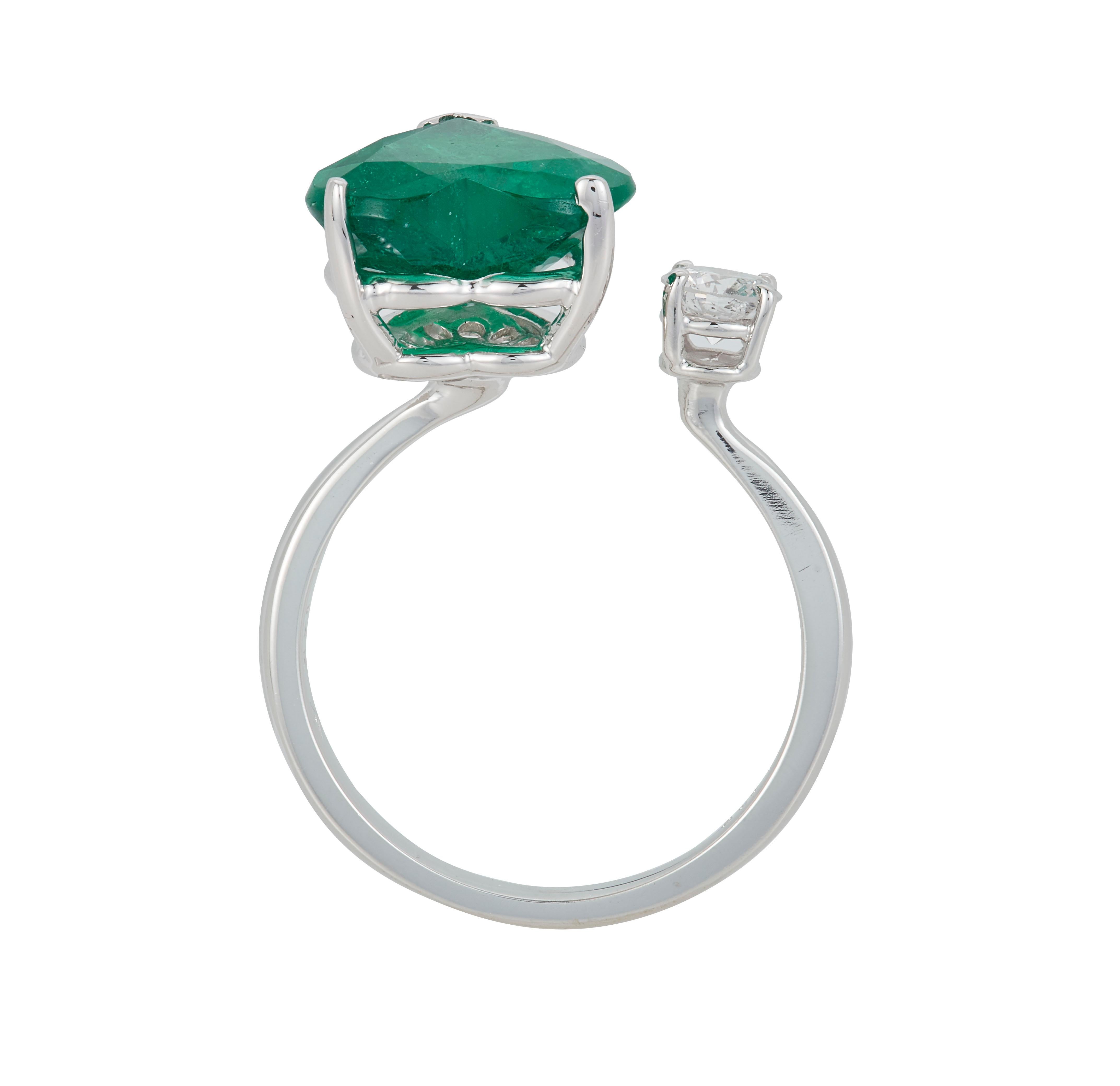 Contemporary 3.84 Carat Heart Shape Emerald Diamond Toi et Moi Ring 14 Karat White Gold For Sale