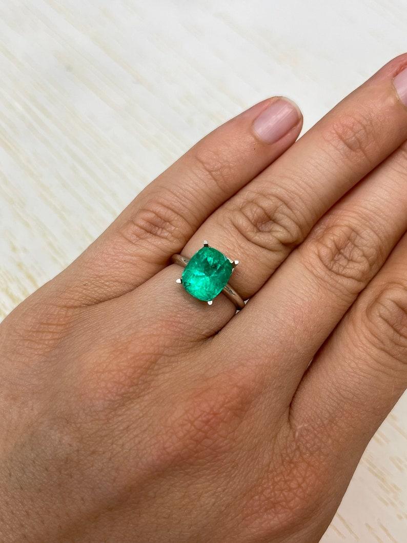 Smeraldo colombiano verde medio intenso da 3,84 carati - Gemma allungata con taglio a cuscino in vendita 3