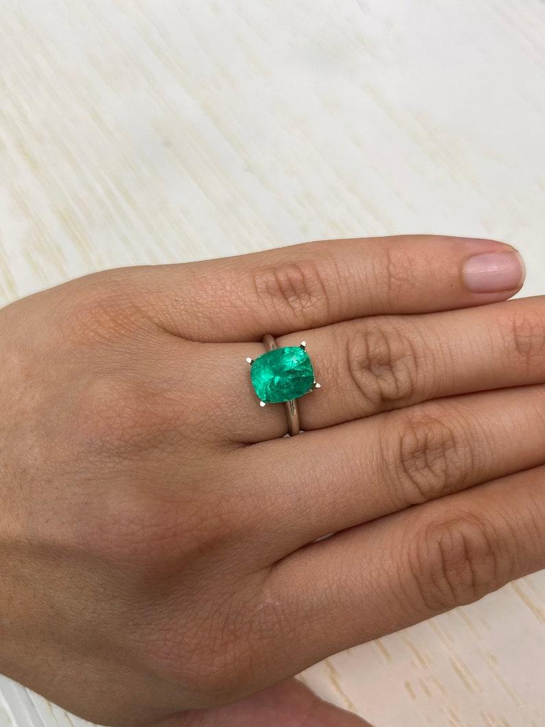 Smeraldo colombiano verde medio intenso da 3,84 carati - Gemma allungata con taglio a cuscino in vendita 2