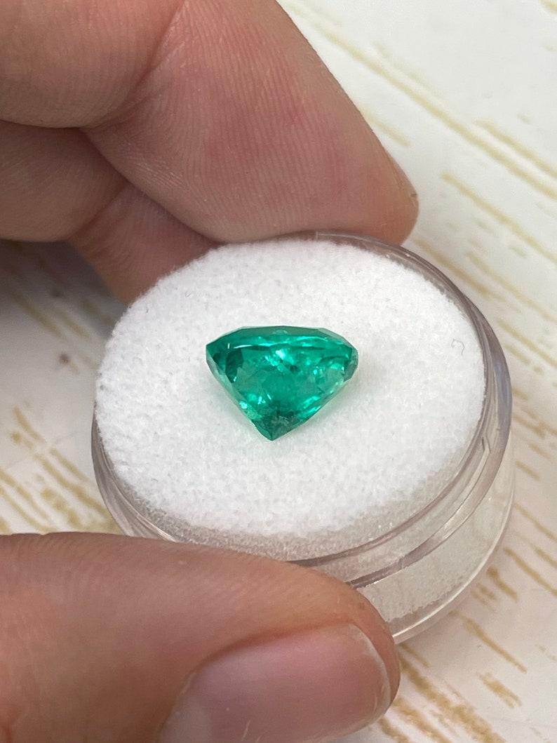 Smeraldo colombiano verde medio intenso da 3,84 carati - Gemma allungata con taglio a cuscino in vendita 1