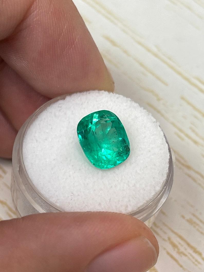 Smeraldo colombiano verde medio intenso da 3,84 carati - Gemma allungata con taglio a cuscino In condizioni Nuovo in vendita a Jupiter, FL
