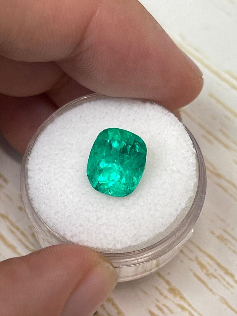 Moderno Smeraldo colombiano verde medio intenso da 3,84 carati - Gemma allungata con taglio a cuscino in vendita