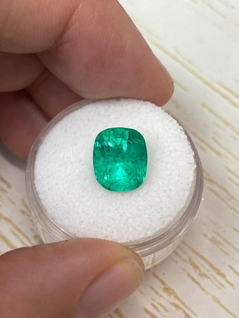 A. Stone: Smeraldo
Peso: 3,84 carati
Forma: Taglio a cuscino
Chiarezza: Trasparente
Lucentezza: Molto buono
Colore: Verde medio intenso
Misure: 10,37 mm x 8,86 mm x 7,52 mm
Origine geografica: Colombia
Trattamento: Naturale, oliatura

Commenti: A