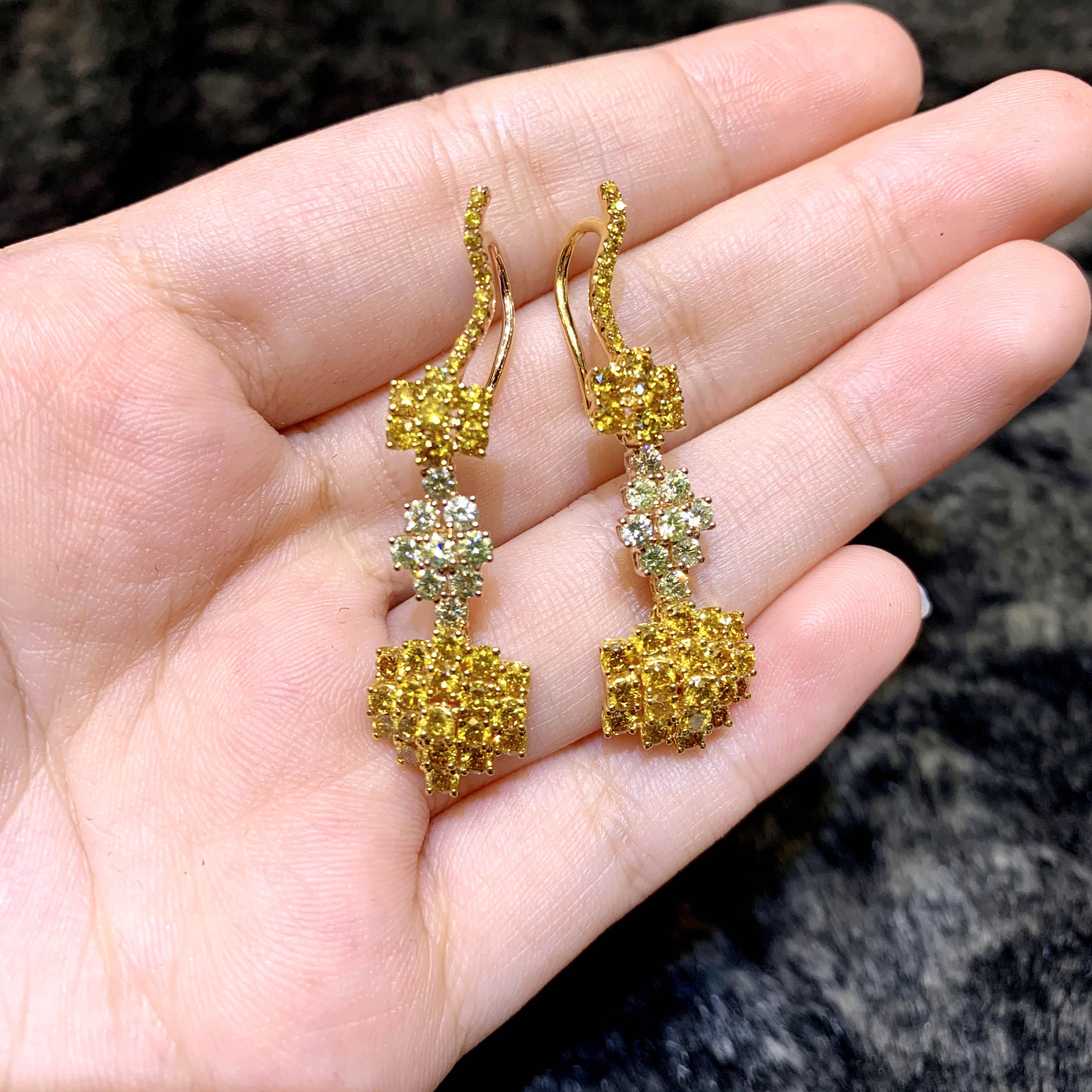 3.84 Carat Natural Fancy Color Diamond Dangle Earring In New Condition For Sale In Hung Hom, HK