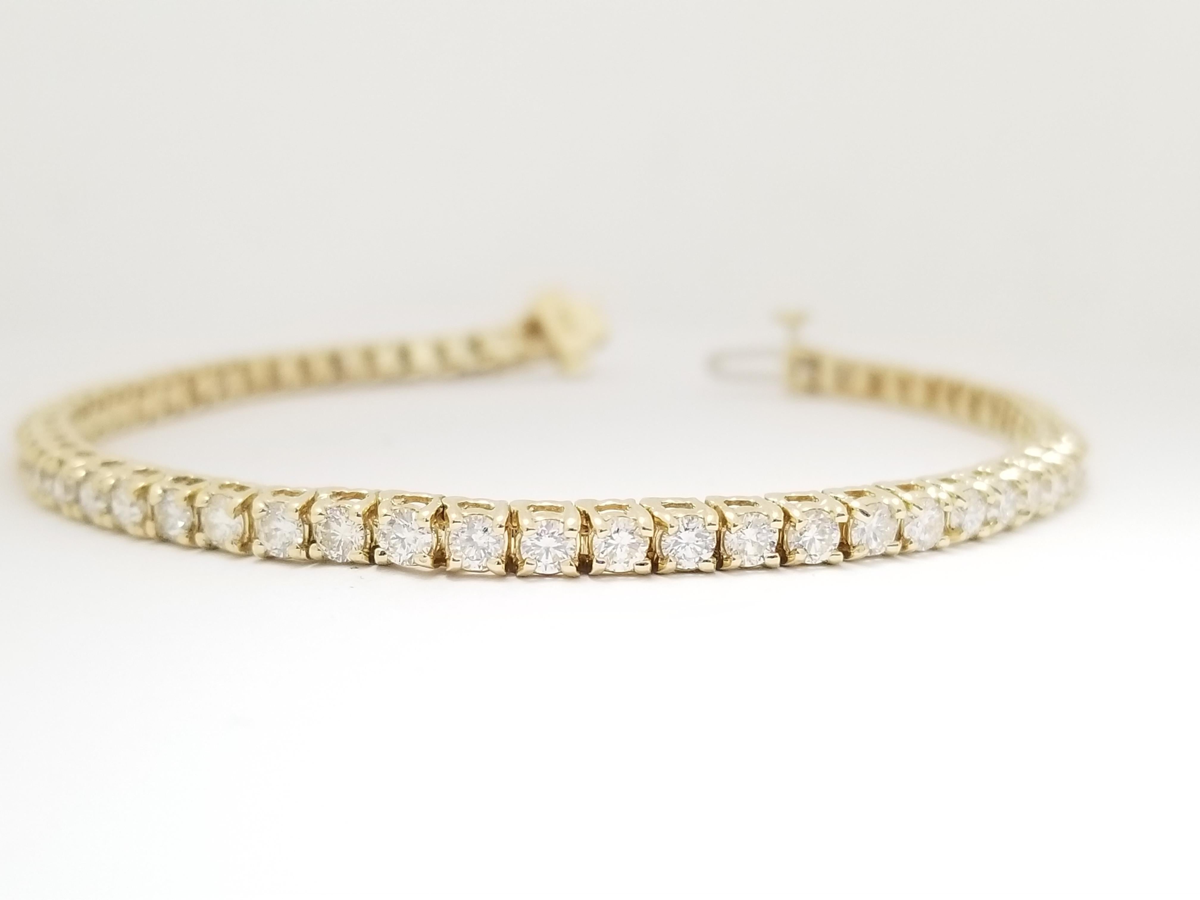 A quality tennis bracelet, natural round-brilliant cut diamonds. set on 14k solid yellow gold. each stone is set in a classic four-prong style for maximum light brilliance. 7 inch length. Average I Color, SI Clarity. 