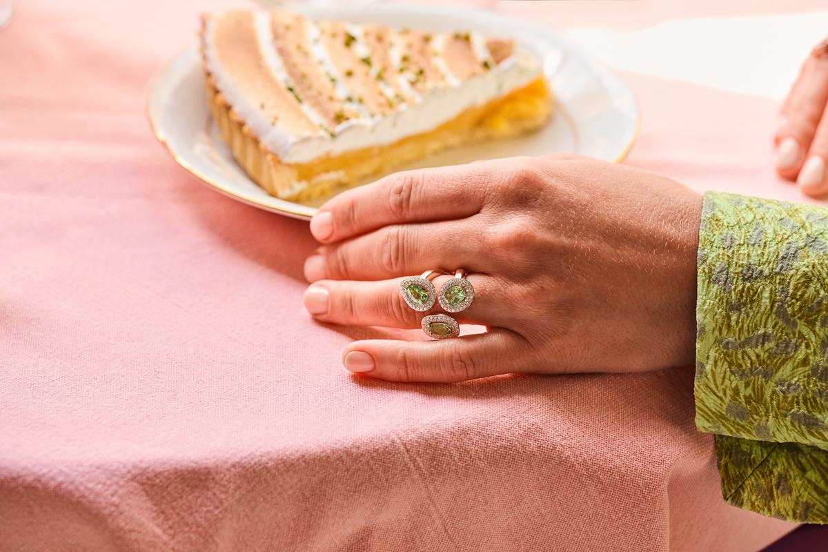 Bague cocktail en or rose à trois pierres avec tsavorite et diamants de 3,84 carats Pour femmes en vente