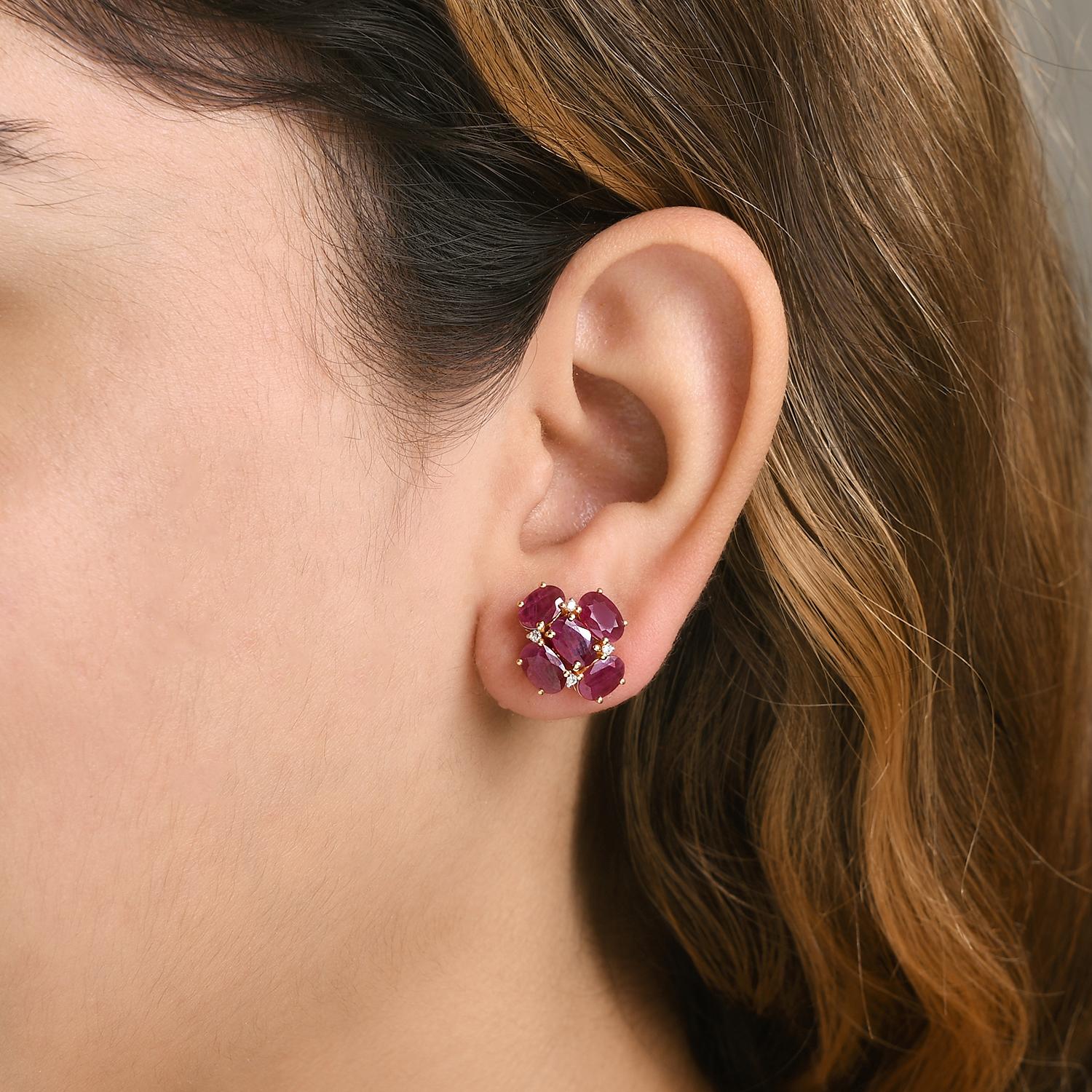 Boucles d'oreilles en or 18 carats de 3,84 carats, composées de rubis rouges profonds et de diamants, pour mettre en valeur votre look. Vous aurez besoin de boucles d'oreilles pour affirmer votre look. Ces boucles d'oreilles créent un look