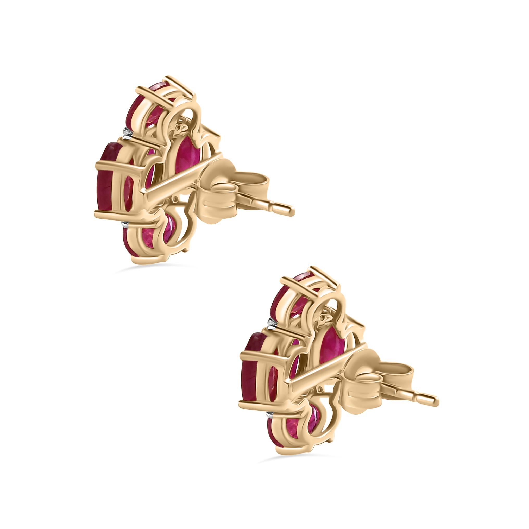 Art déco Clous d'oreilles en or jaune 18 carats avec rubis rouge profond et grappe de diamants de 3,84 carats en vente