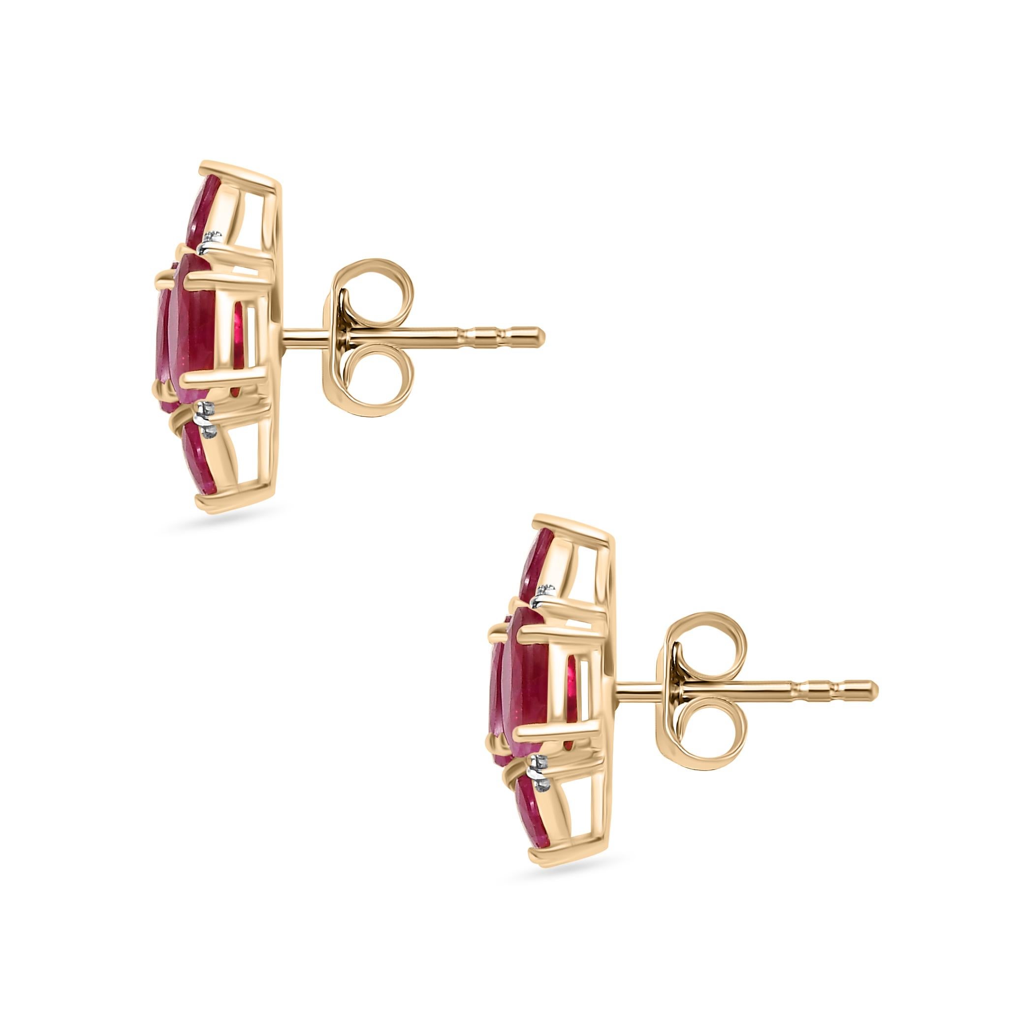 Clous d'oreilles en or jaune 18 carats avec rubis rouge profond et grappe de diamants de 3,84 carats Neuf - En vente à New York, NY