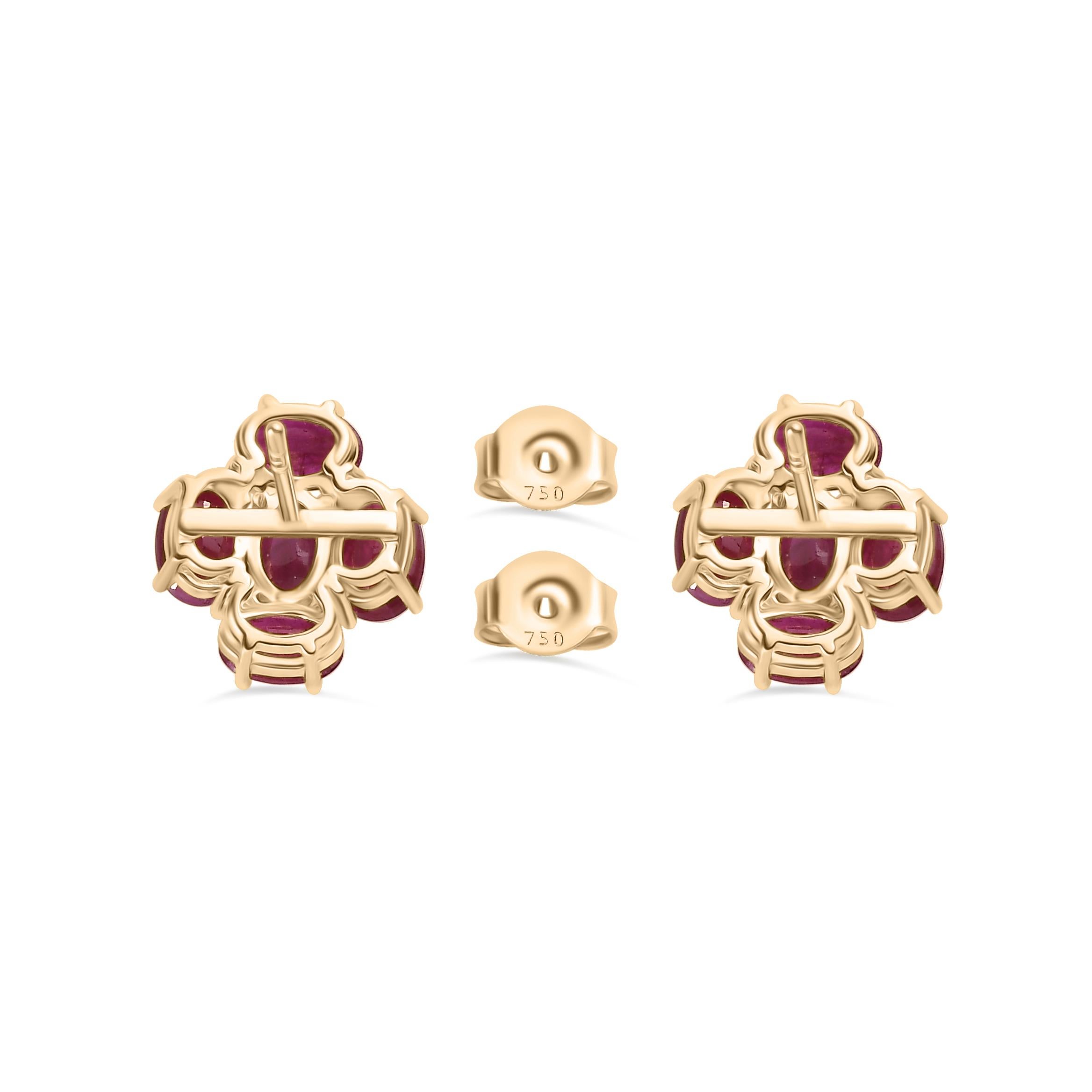Clous d'oreilles en or jaune 18 carats avec rubis rouge profond et grappe de diamants de 3,84 carats Pour femmes en vente