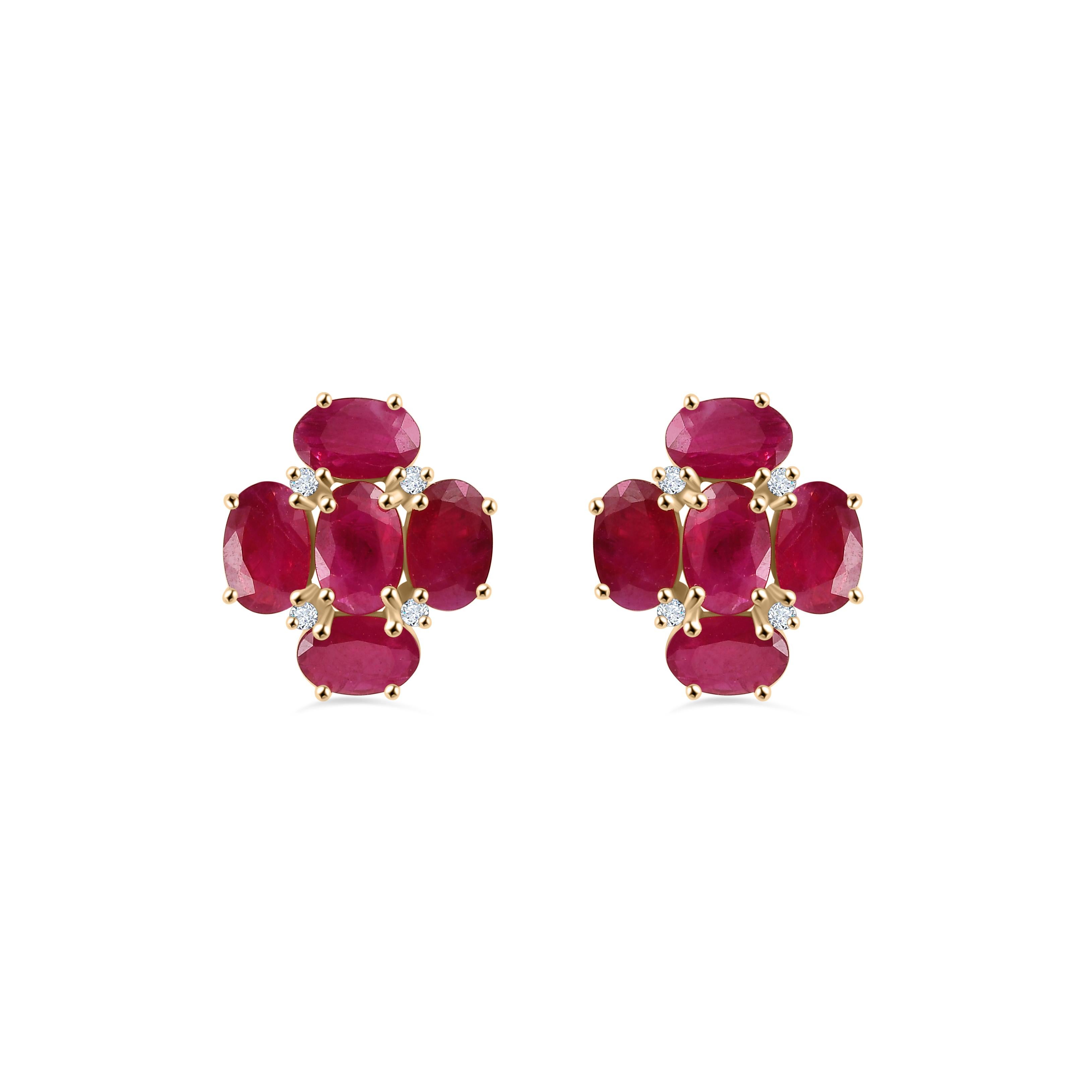 Clous d'oreilles en or jaune 18 carats avec rubis rouge profond et grappe de diamants de 3,84 carats en vente 1