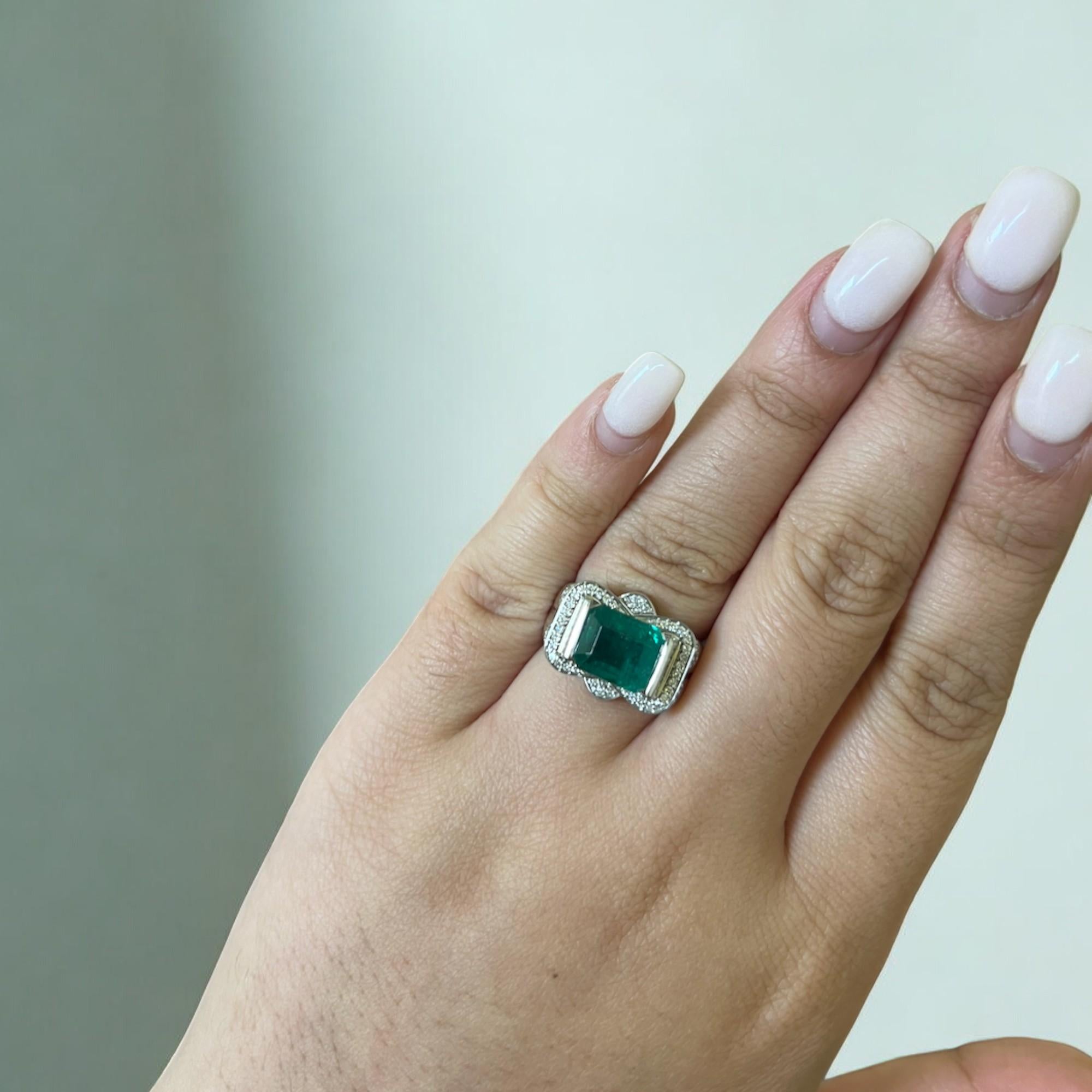 Dieser wunderschöne Ring zeigt einen 3,84-karätigen Smaragd in der Mitte, der in einem Ost/West-Design gefasst ist. Der Ring ist mit runden Diamanten von insgesamt 0,31 Karat verziert und aus 14 Karat Weißgold gefertigt. Der Ring ist derzeit eine
