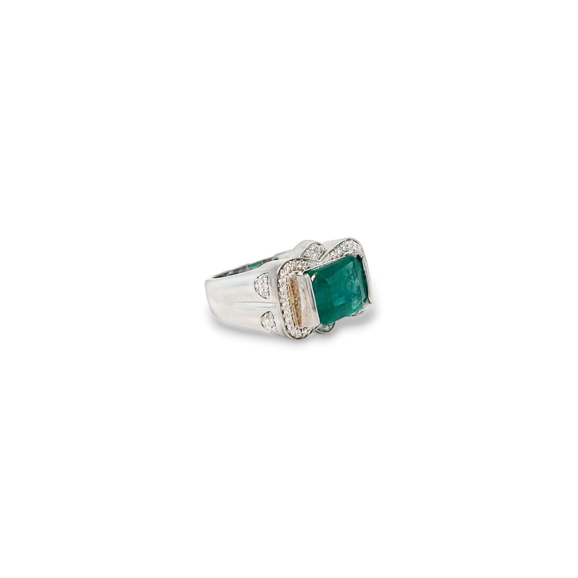 3,84 ct Ost/West Smaragd und Diamant Statement Ring (Smaragdschliff) im Angebot