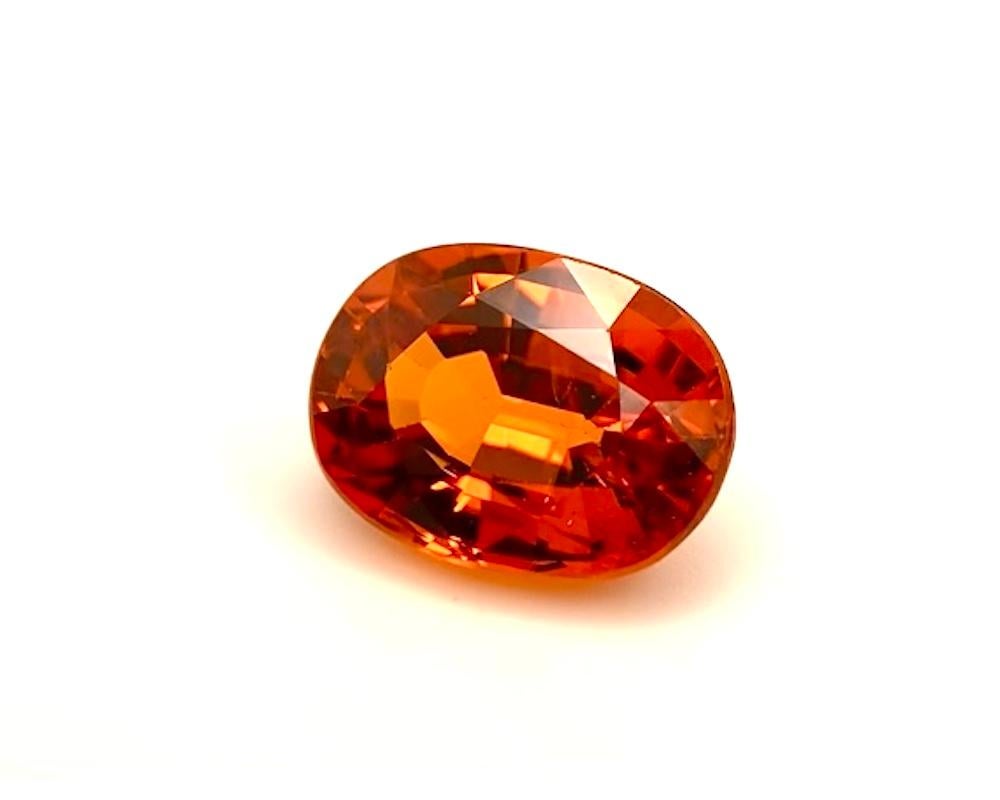 Taille ovale Bague de fiançailles à trois pierres non serties en grenat spessartite ovale, pierre précieuse de 3,84 carats en vente