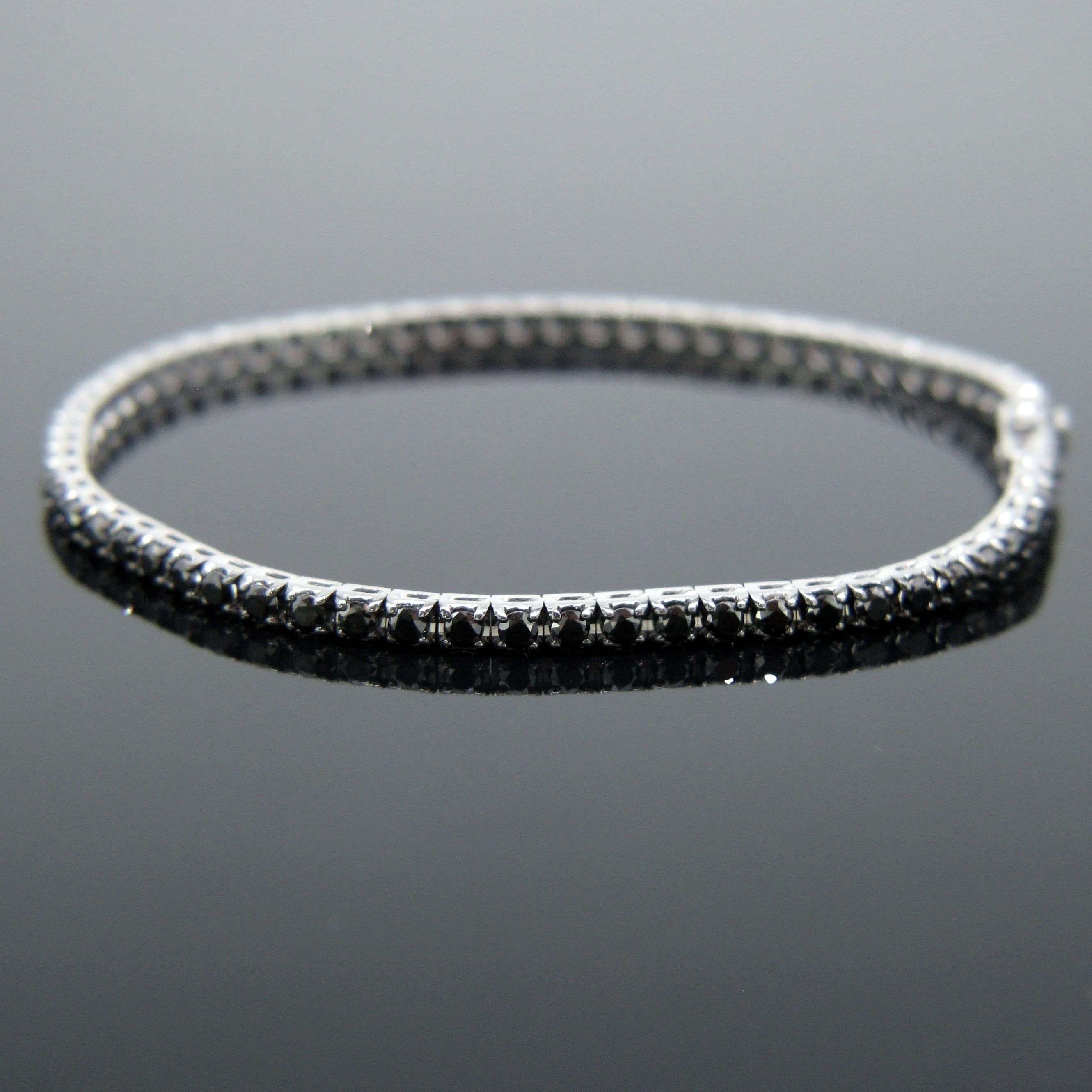This beautiful line bracelet is made in 18kt white gold. It is adorned with 65 brilliant cut black diamonds. It is controlled wit the French eagle’s head and it is in excellent condition. This elegant tennis bracelet can be worn every day or for
