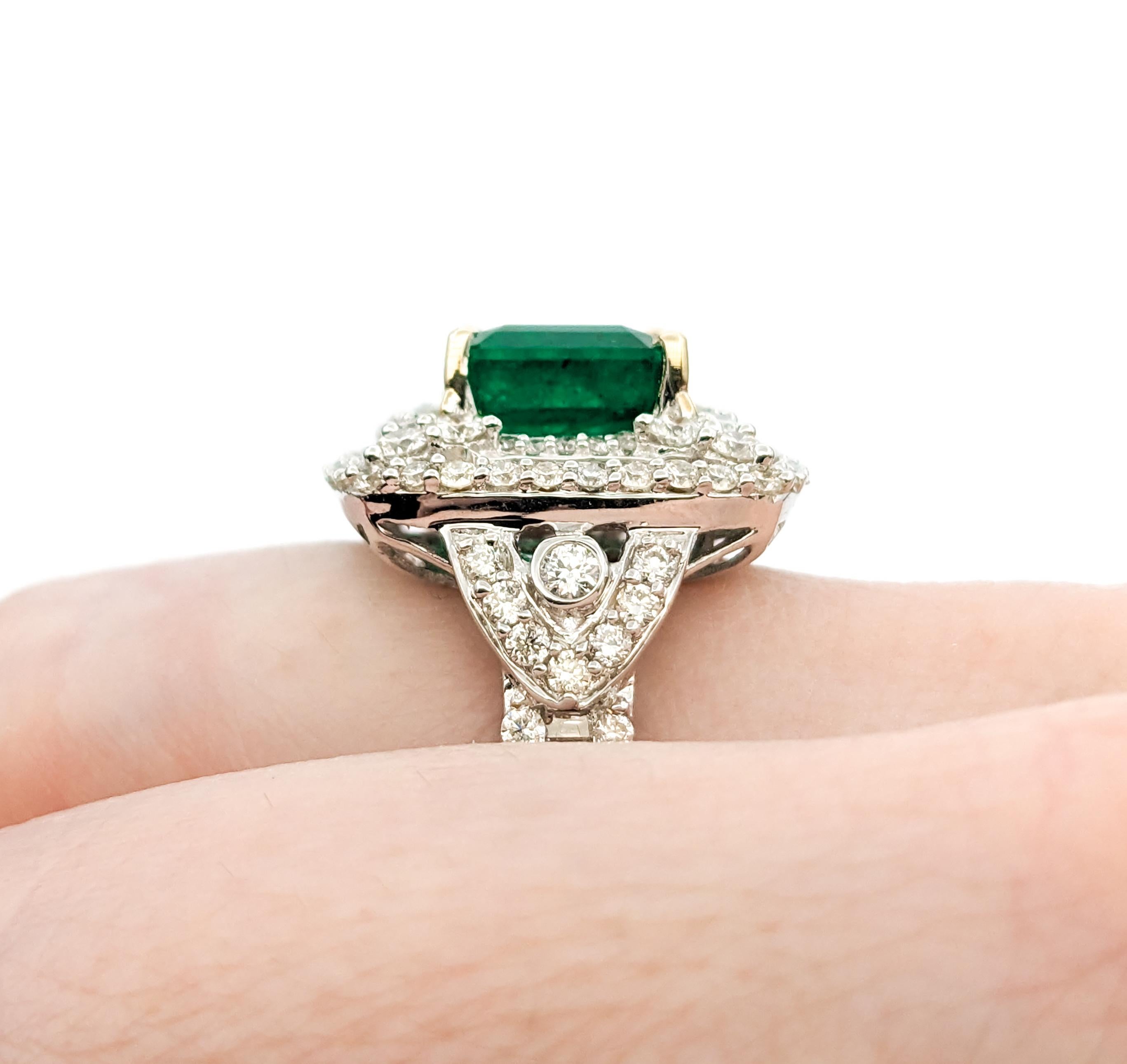 3,84ct Smaragd & 2,31ctw Diamant Ring in Weißgold (Carréschliff) im Angebot