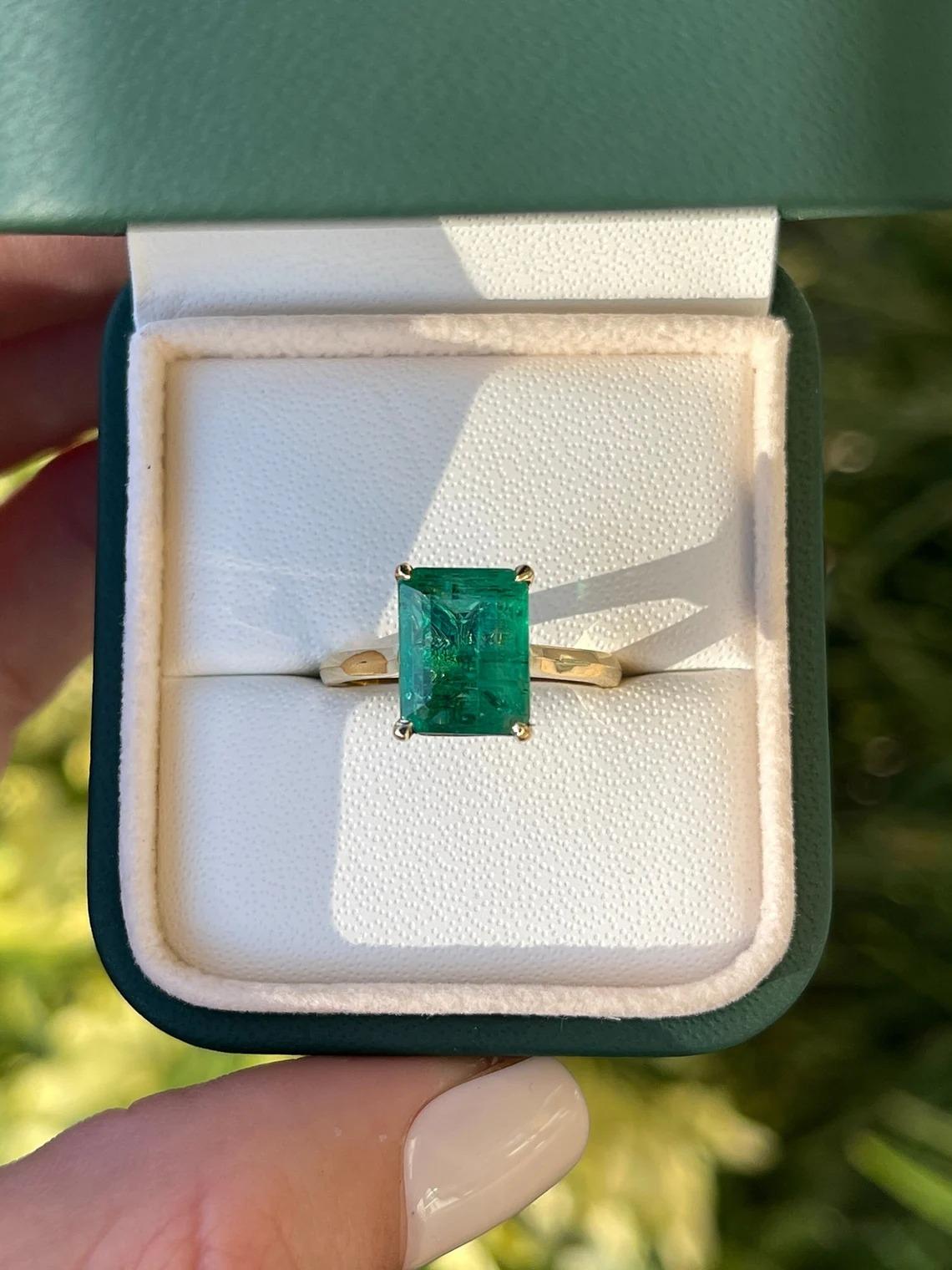Moderne 3.84cts 18K Fine Quality Rich Green Emerald Cut Emerald Solitaire 4Prong Ring en vente