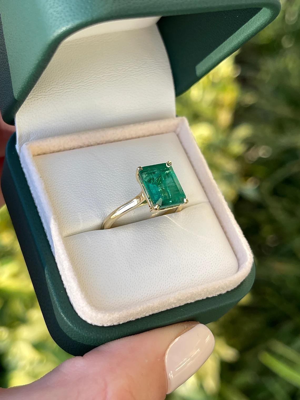 Taille émeraude 3.84cts 18K Fine Quality Rich Green Emerald Cut Emerald Solitaire 4Prong Ring en vente