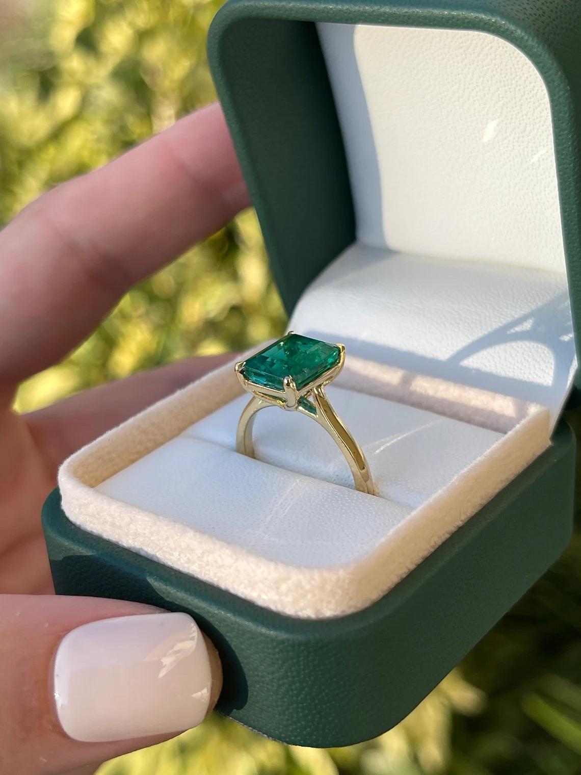 3.84cts 18K Fine Quality Rich Green Emerald Cut Emerald Solitaire 4Prong Ring Neuf - En vente à Jupiter, FL
