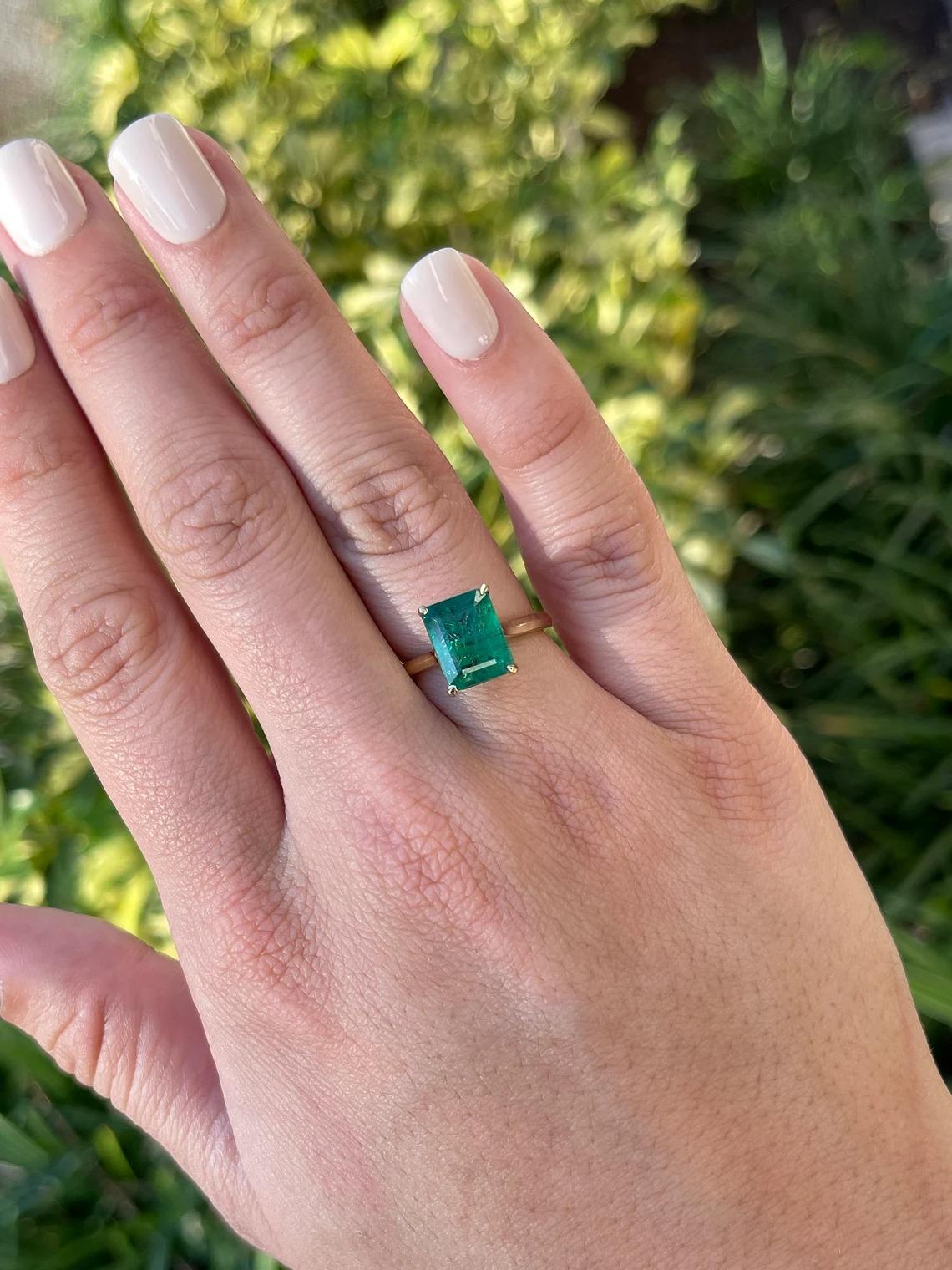 3.84cts 18K Fine Quality Rich Green Emerald Cut Emerald Solitaire 4Prong Ring Pour femmes en vente