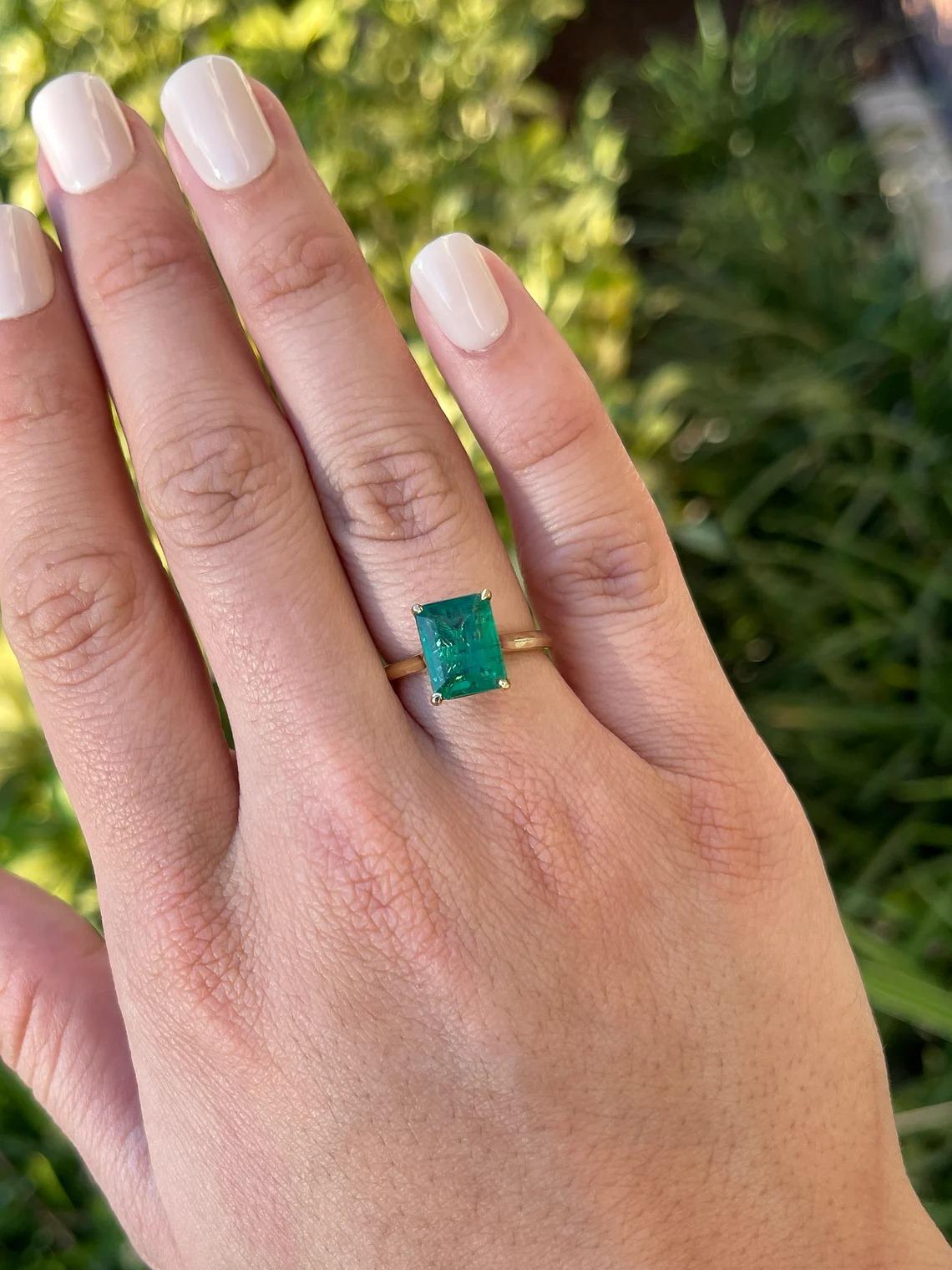 3.84cts 18K Fine Quality Rich Green Emerald Cut Emerald Solitaire 4Prong Ring en vente 3