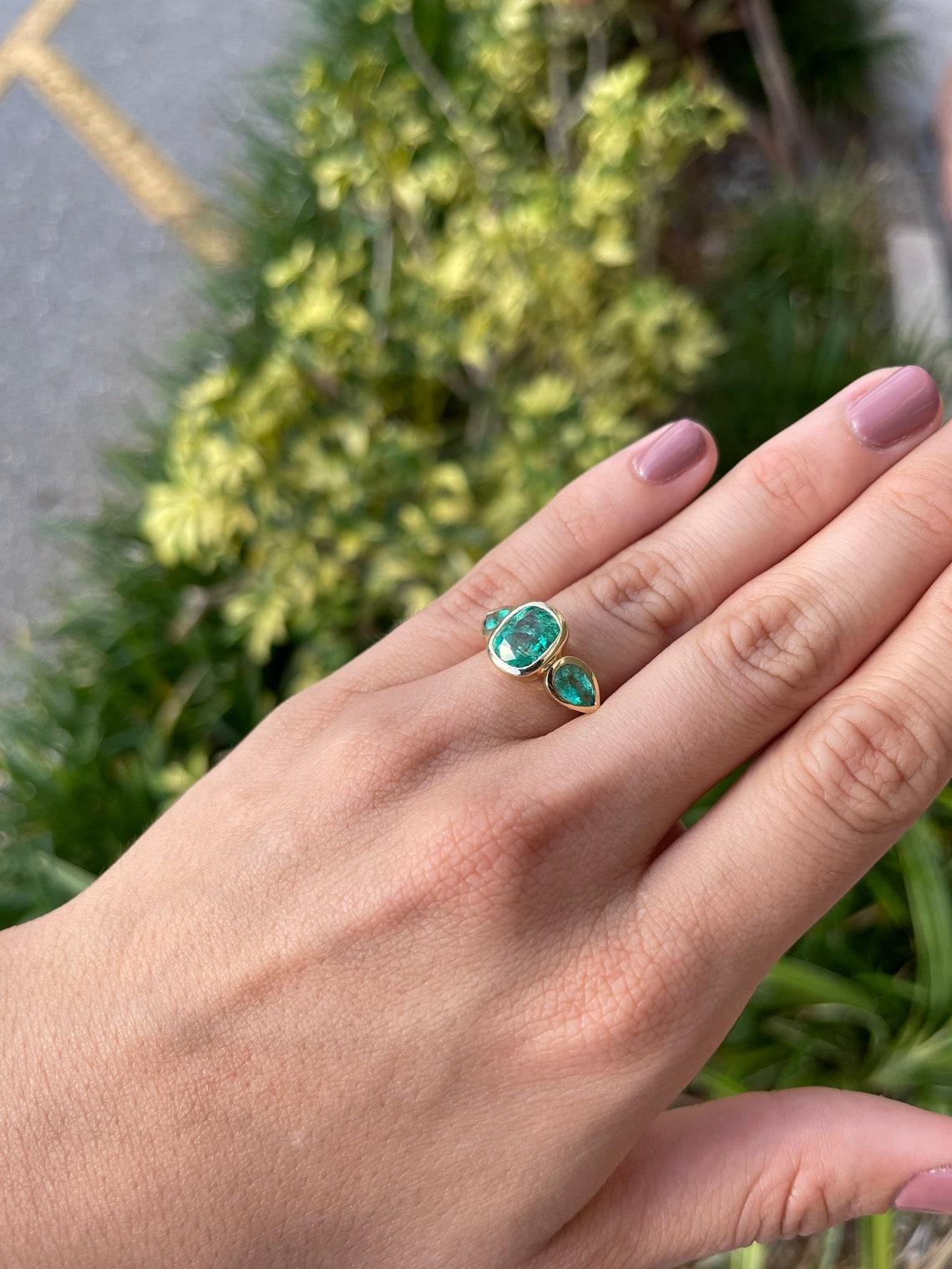 4.40tcw 14K Three Stone Emerald Cushion & Pear Ring In New Condition For Sale In Jupiter, FL