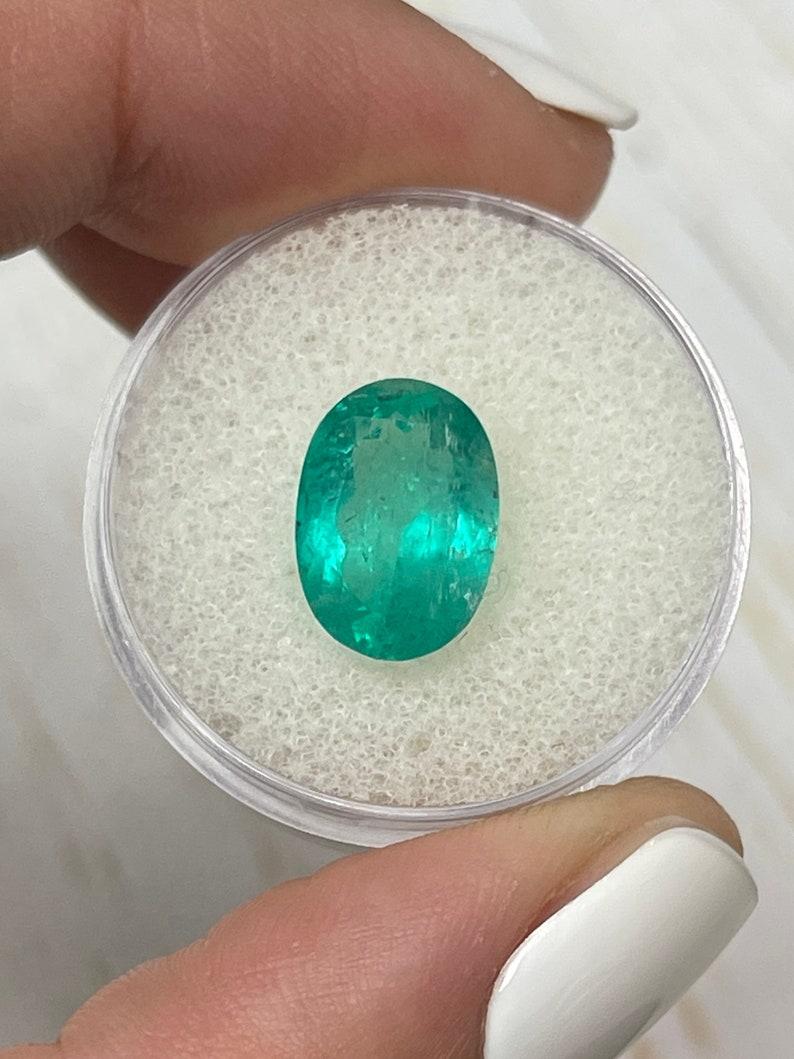 Piedra: Esmeralda
Peso: 3,85 quilates
Forma: Corte Oval
Claridad: Transparente
Lustre: Muy bueno
Color: Verde azulado intenso
Medidas: 12,40 mm x 8,85 mm x 5,84 mm
Origen geográfico: Colombia
Tratamiento: Natural, Engrasado

Observaciones: Debido a
