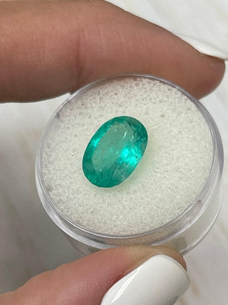 Esmeralda colombiana ovalada verde azulada de 3,85 quilates - Gema del mes de mayo Moderno en venta
