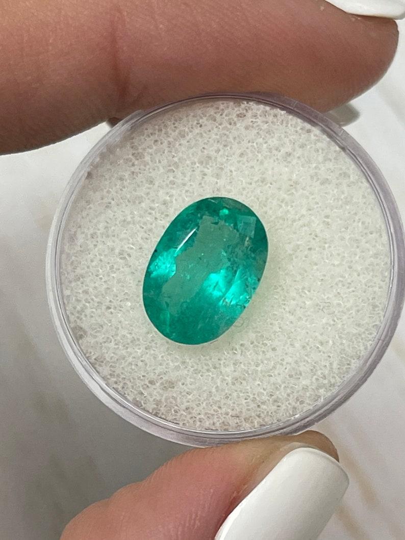 Esmeralda colombiana ovalada verde azulada de 3,85 quilates - Gema del mes de mayo Corte oval en venta