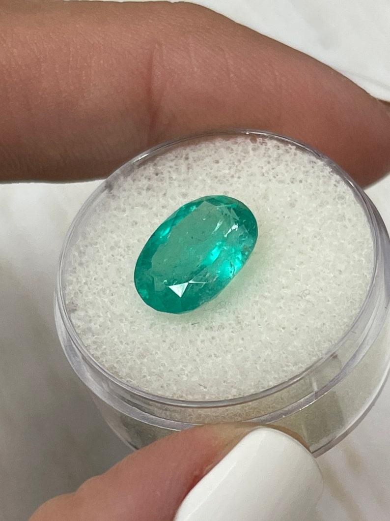 Esmeralda colombiana ovalada verde azulada de 3,85 quilates - Gema del mes de mayo en Nuevo estado para la venta en Jupiter, FL