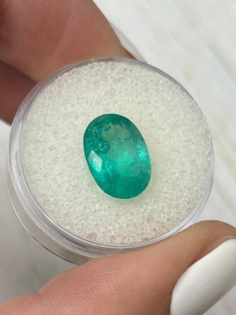 Femenino o masculino Esmeralda colombiana ovalada verde azulada de 3,85 quilates - Gema del mes de mayo en venta