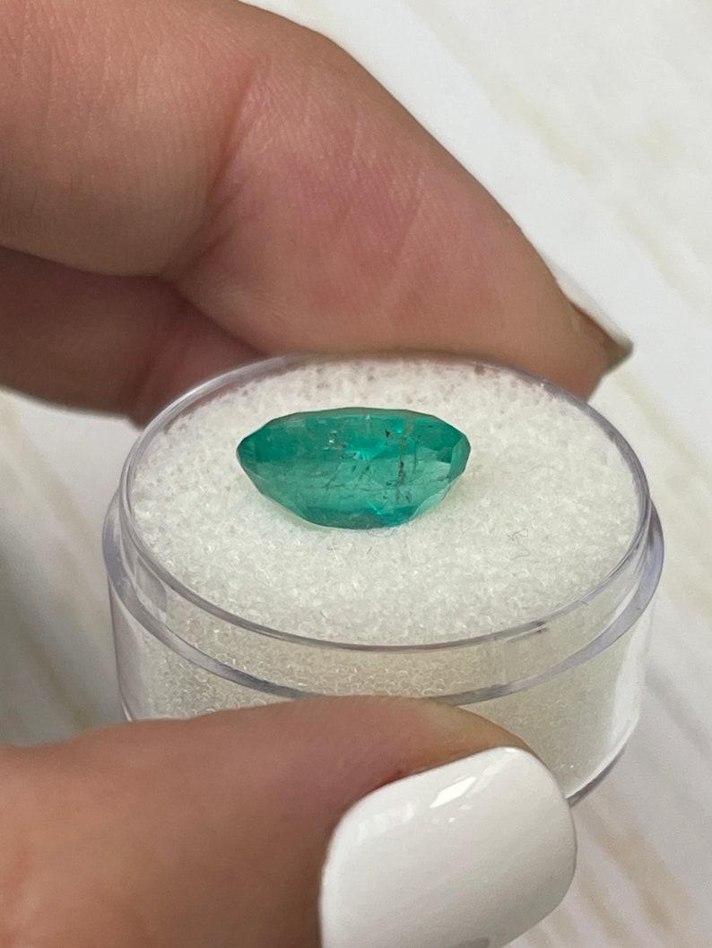 Esmeralda colombiana ovalada verde azulada de 3,85 quilates - Gema del mes de mayo en venta 1