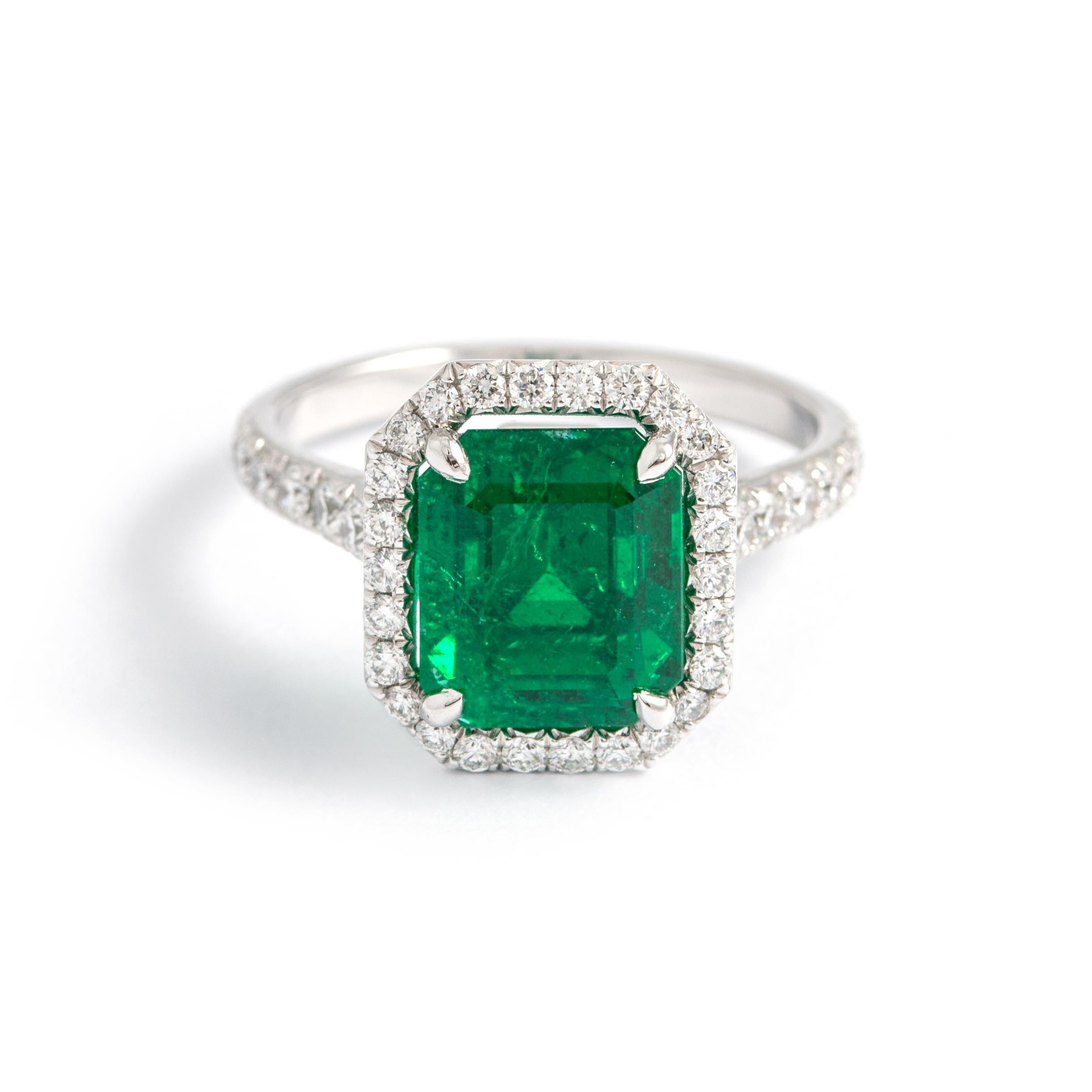 3.85 Karat Smaragd umgeben von Diamant Weißgold Ring.