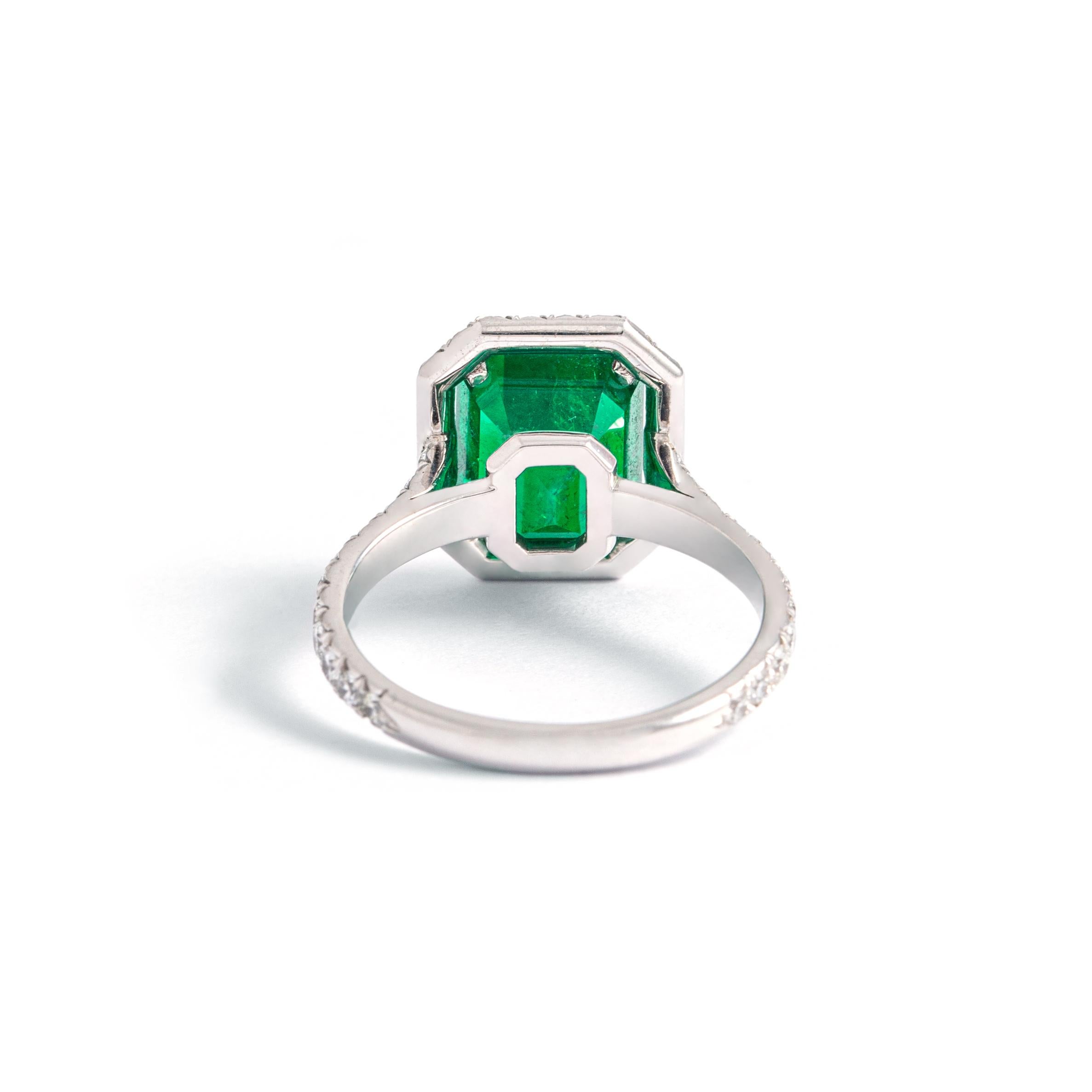 3.85 Carat Emerald and Diamond Ring In Excellent Condition For Sale In Geneva, CH