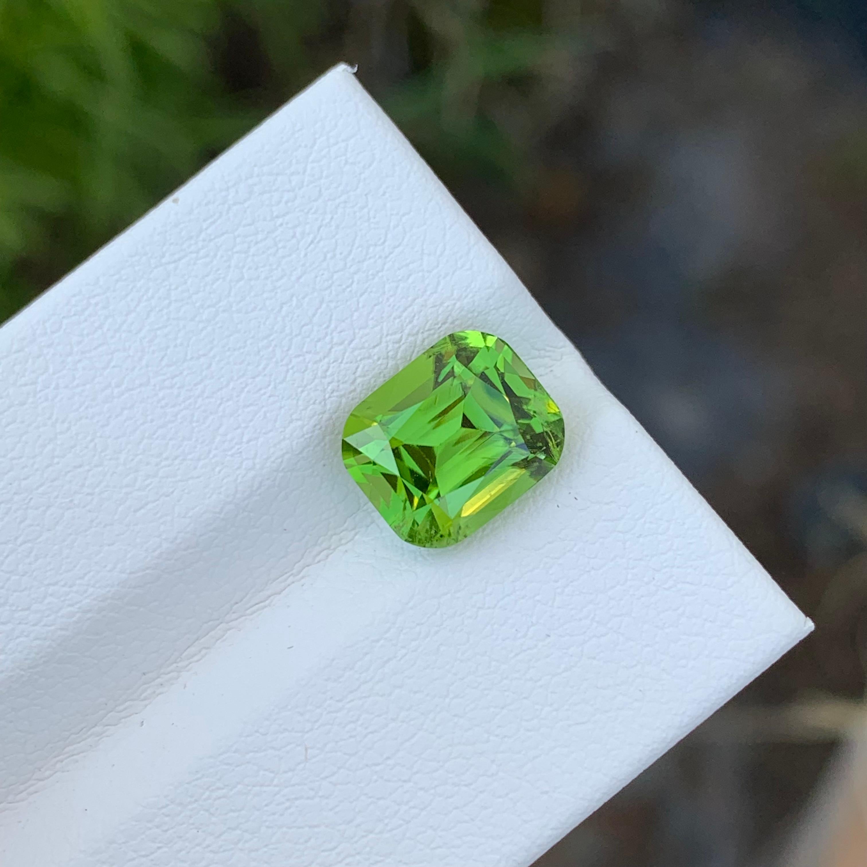 3.85 Carat Natural Loose Apple Green Peridot Cushion Shape Gem From Earth Mine  In New Condition For Sale In Peshawar, PK