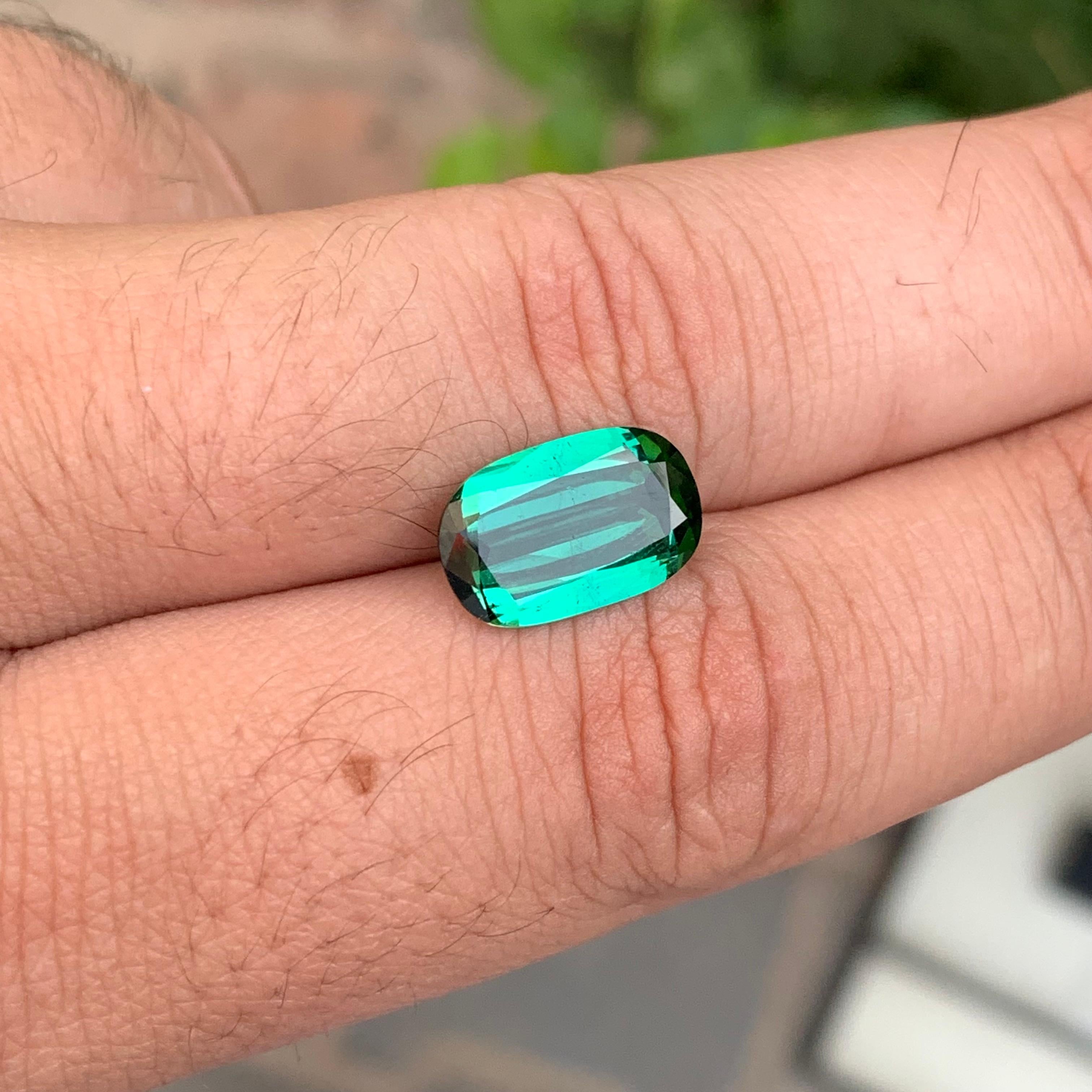 3.85 Carat Natural Loose Green Tourmaline Long Cushion Shape Gemstone (pierre précieuse en forme de coussin) en vente 3