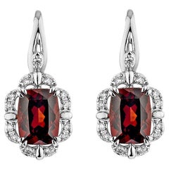  Boucles d'oreilles pendantes en grenat rouge de 3,85 carats en or blanc 14 carats avec diamant blanc.