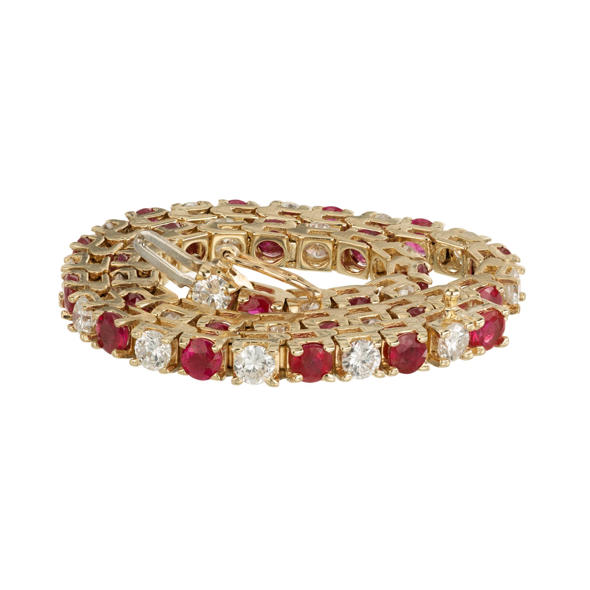 Questo bracciale tennis in oro giallo con rubino e diamanti da 3,85 carati è un capolavoro che unisce la raffinatezza all'eleganza senza tempo. Incastonati 24 rubini rotondi, ricchi e vibranti, che si alternano a 24 diamanti rotondi taglio brillante