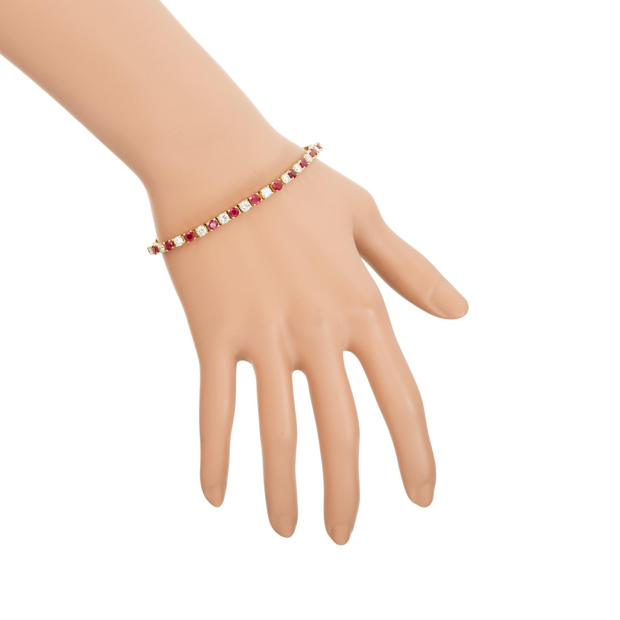 Donna Bracciale tennis in oro giallo con diamante e rubino rotondo da 3,85 carati in vendita