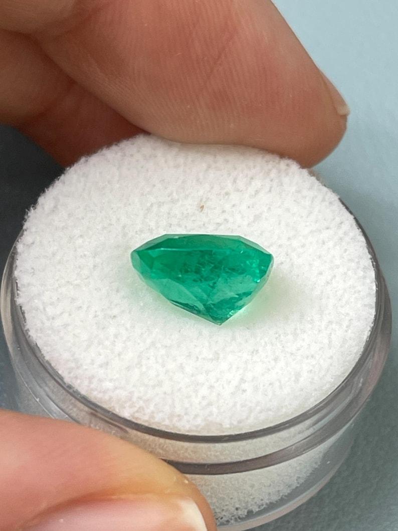 Smeraldo colombiano verde medio forte da 3,85 carati - Gemma Chivor con taglio a cuscino in vendita 1