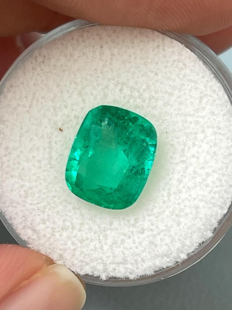 Taglio cuscino Smeraldo colombiano verde medio forte da 3,85 carati - Gemma Chivor con taglio a cuscino in vendita