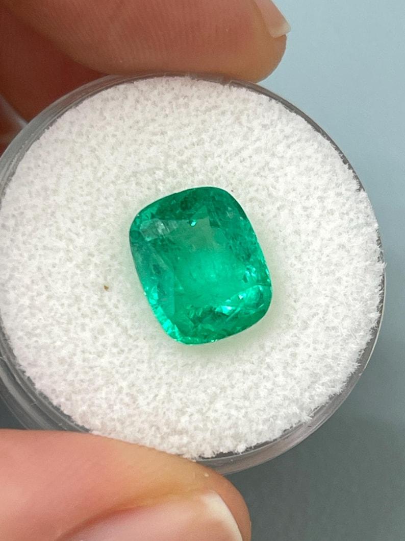 Moderno Smeraldo colombiano verde medio forte da 3,85 carati - Gemma Chivor con taglio a cuscino in vendita